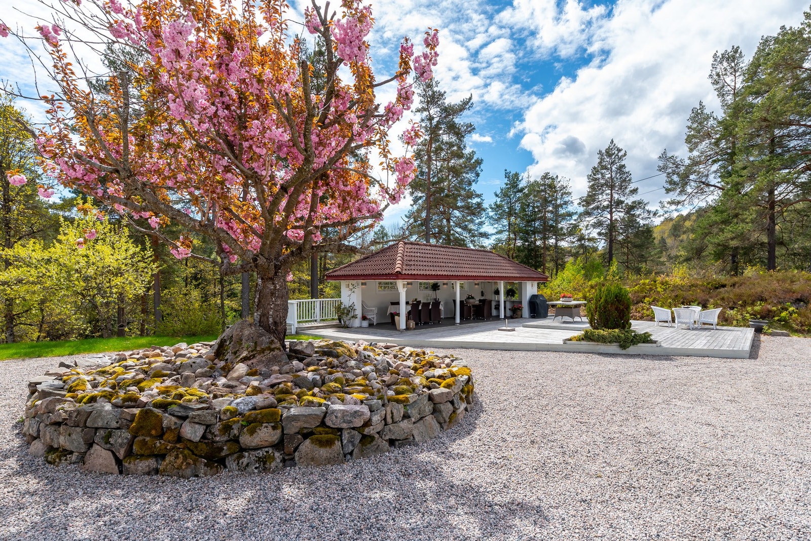 Stor gruset gårdsplass med gode parkeringsmuligheter. Galleribilde
