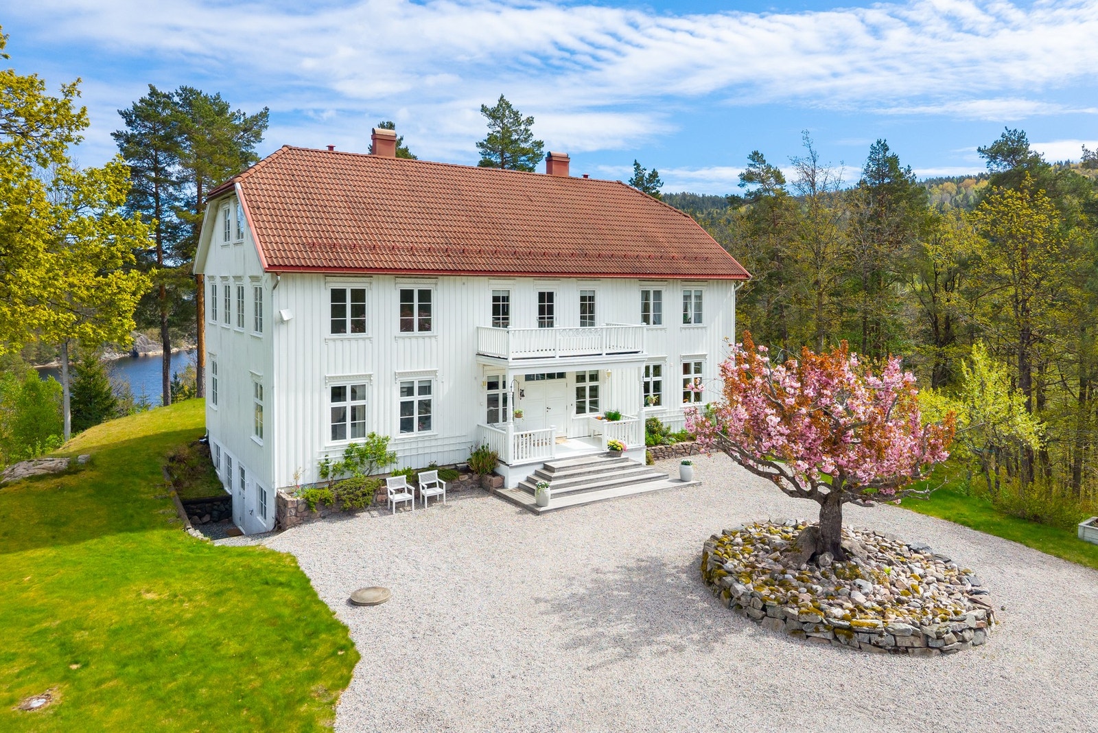 Stor enebolig over fire etasjer med et samlet BRA på ca. 598 kvm. Galleribilde