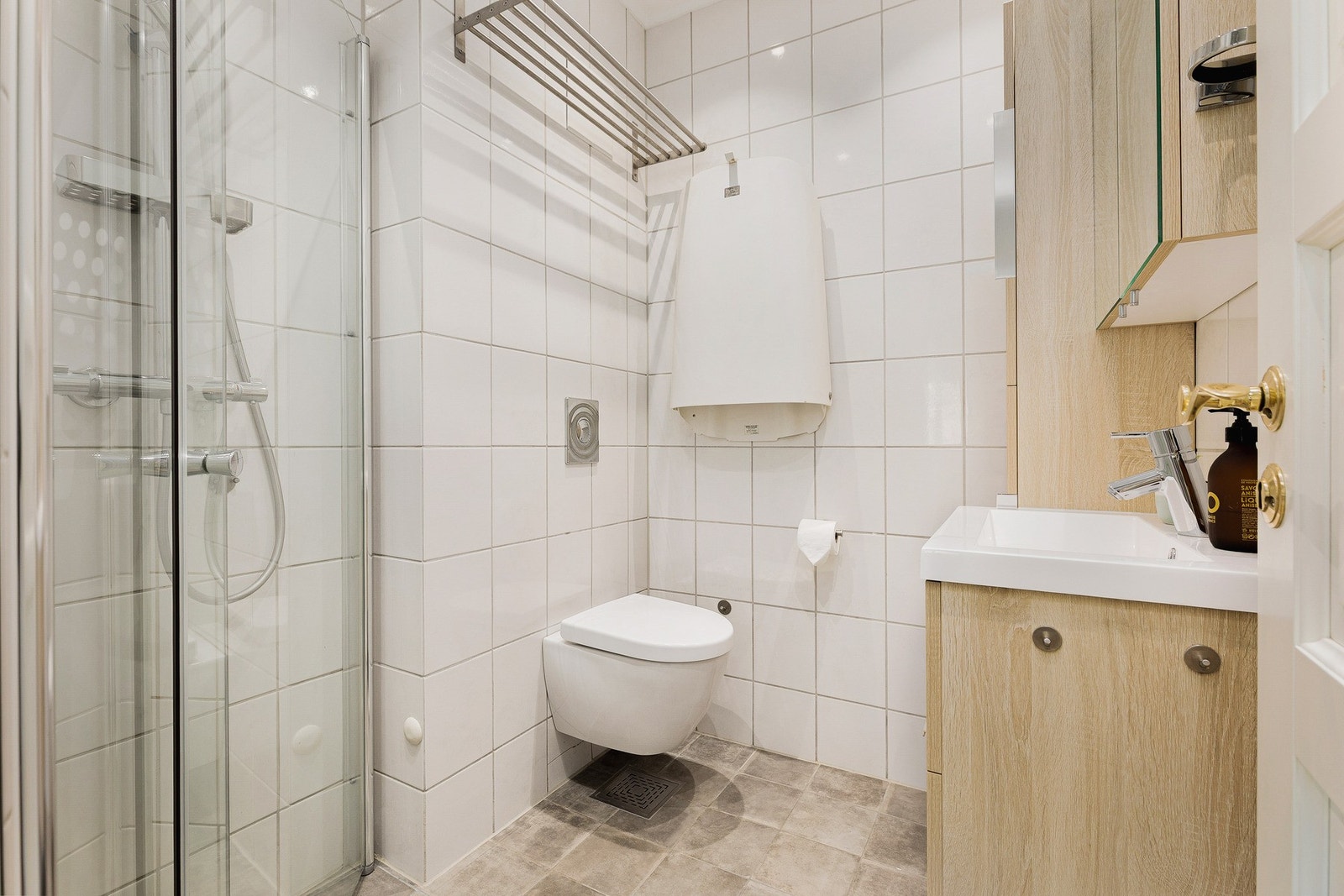 Dusjbad/wc i tilknytning til entré/gang Galleribilde