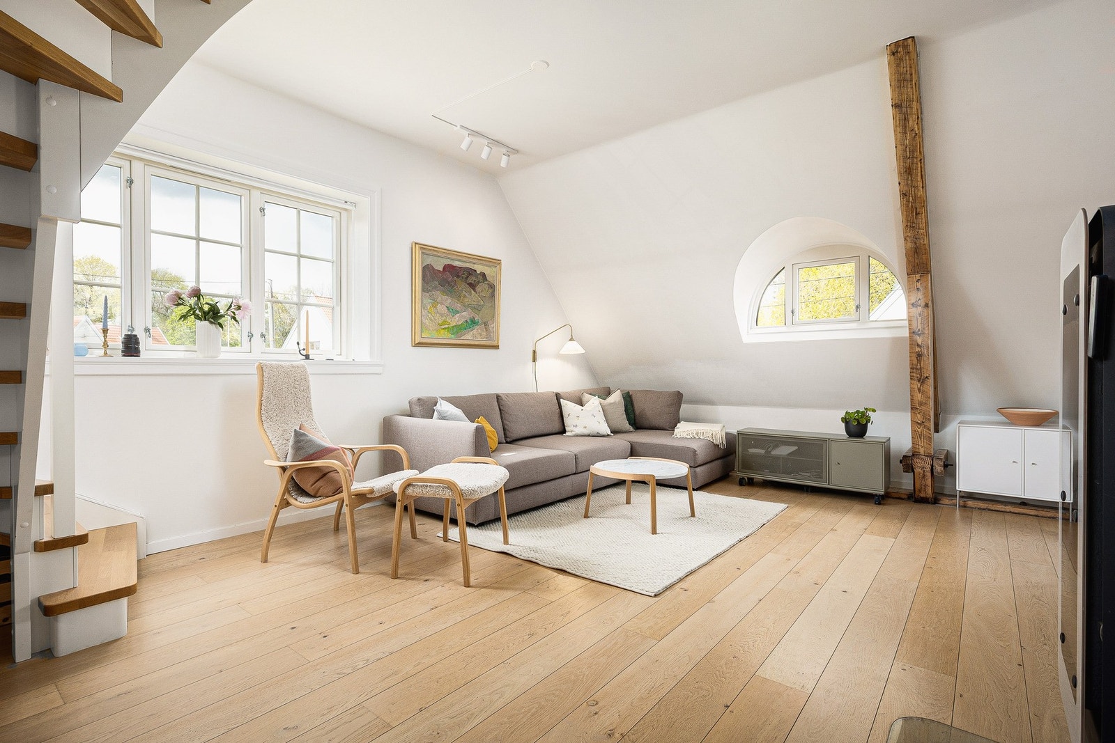 Lys og romslig stue - lysinnslipp fra tre sider Galleribilde