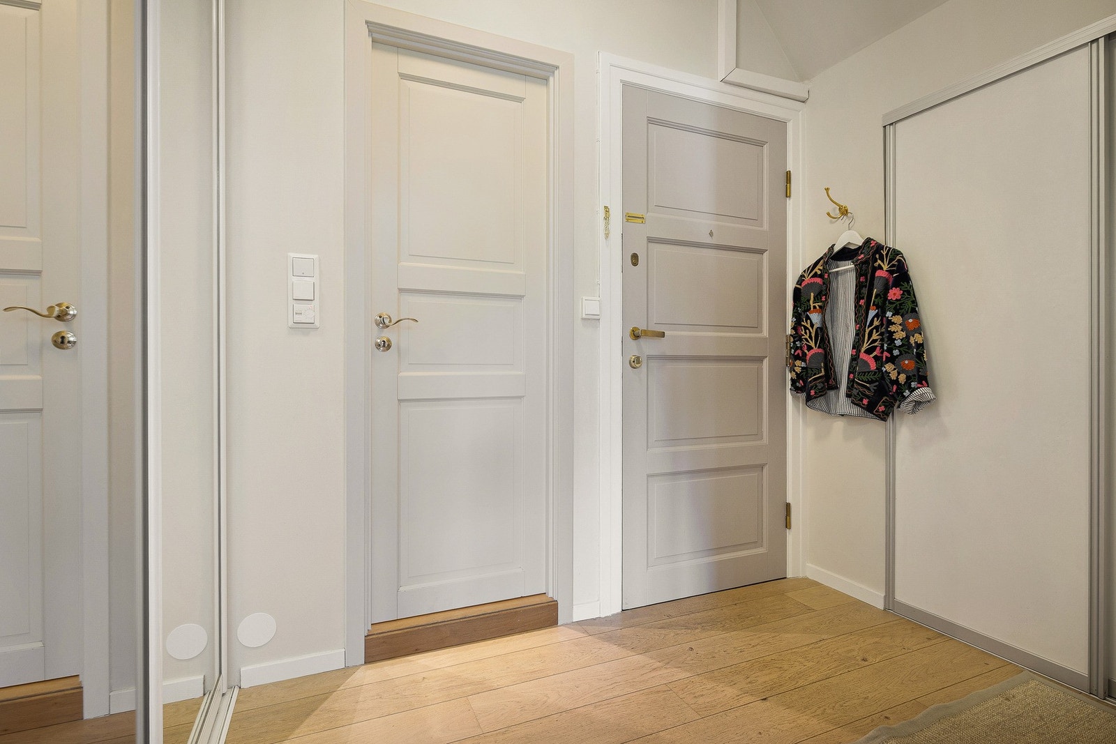 To store garderober i gangen Galleribilde