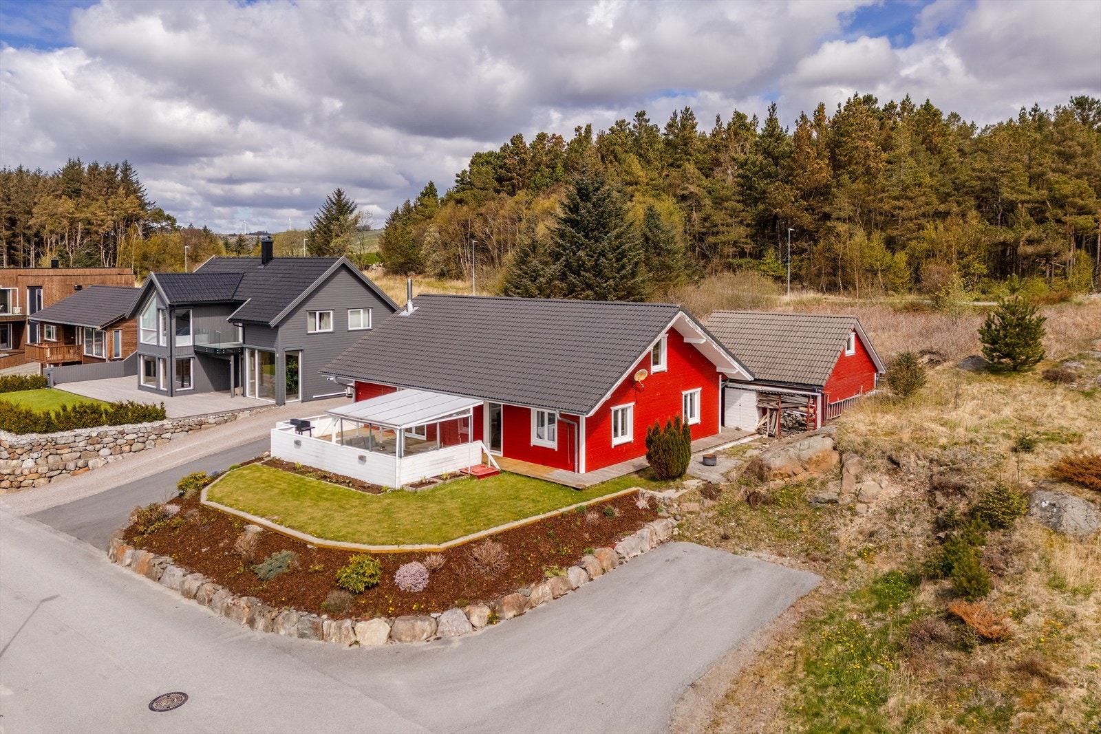 Eiendommen har en fantastisk plassering, og ligger høyt i terrenget med gode utsikts- og solforhold Galleribilde