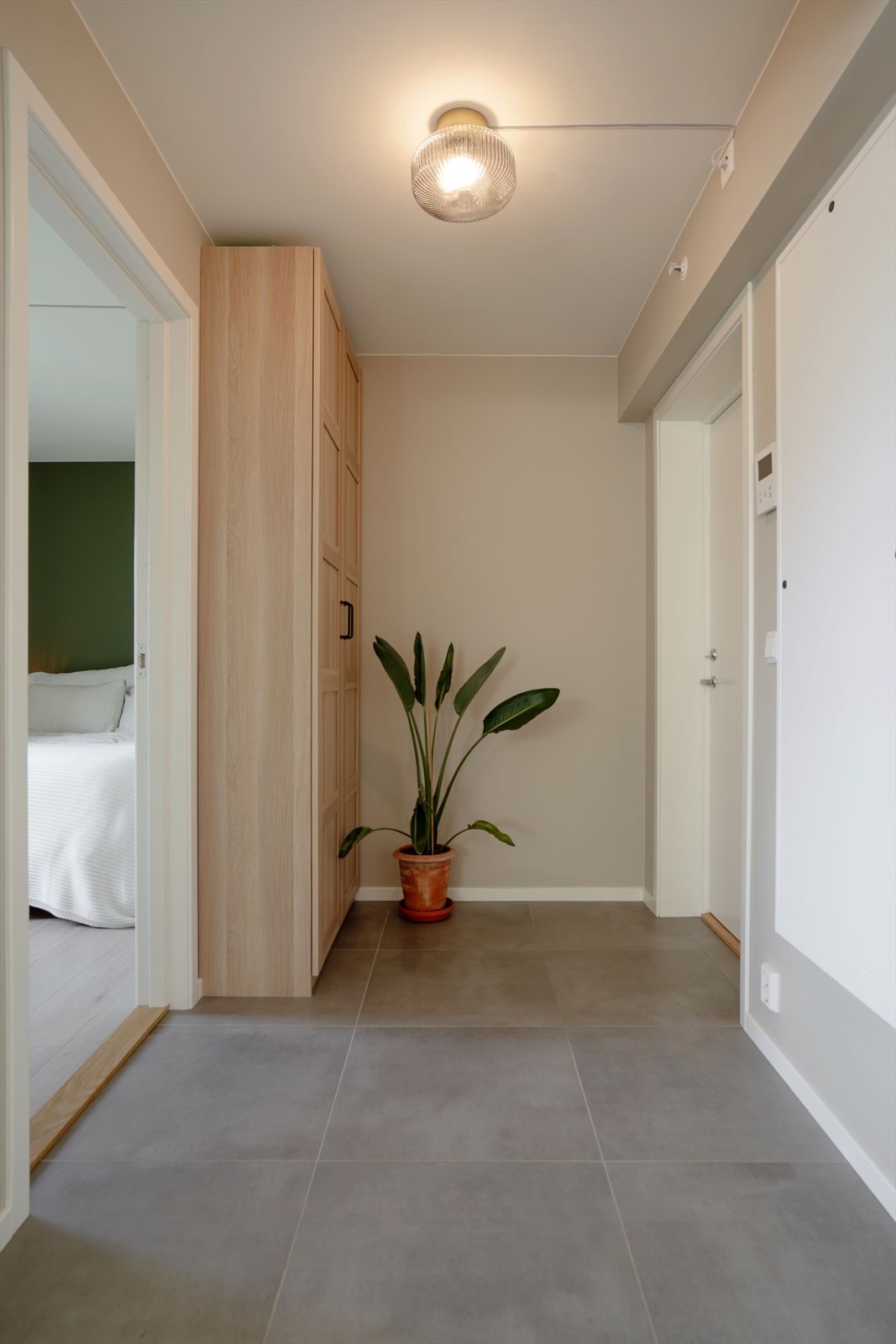 Entré med god plass til å henge fra seg yttertøyet. Galleribilde