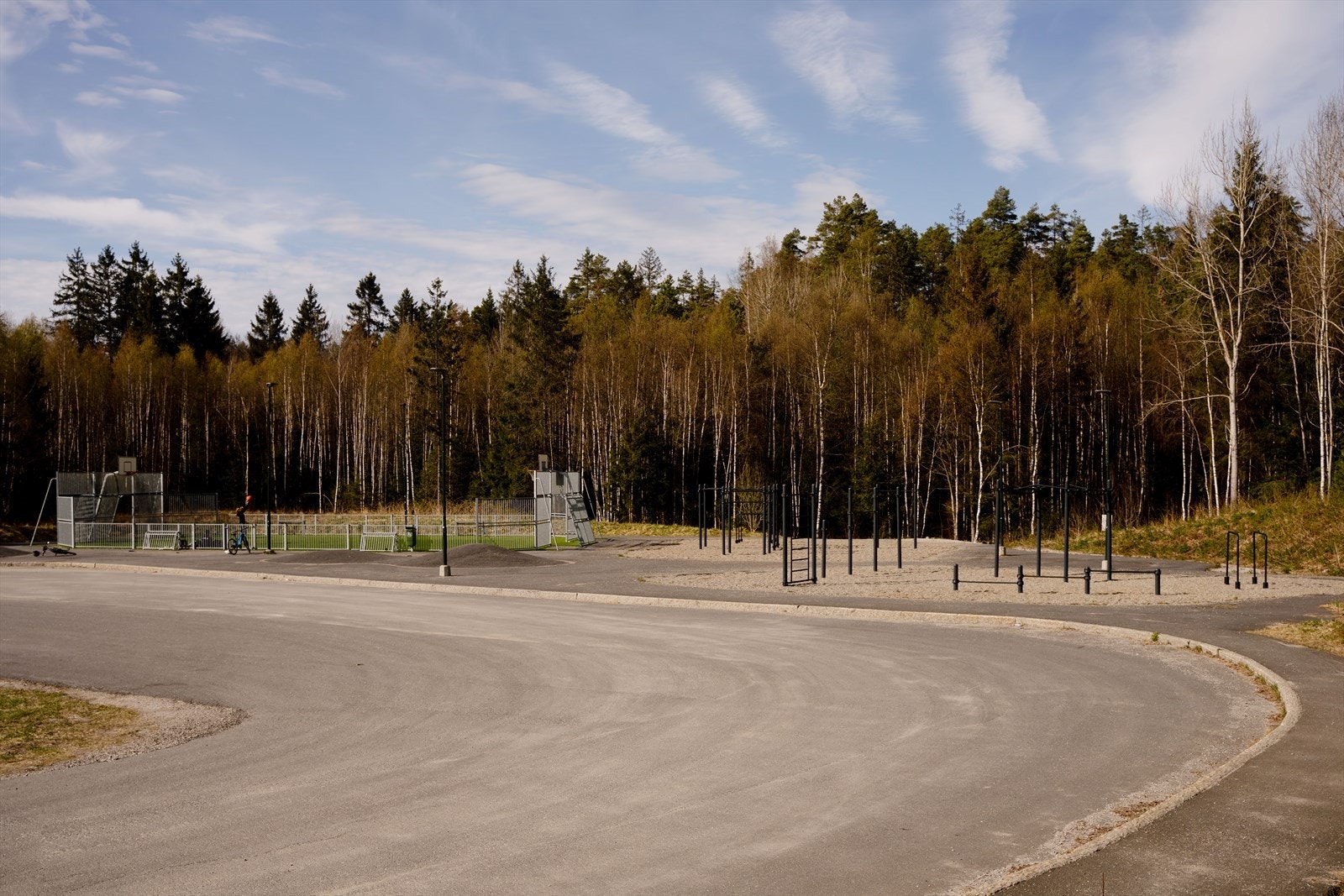 Rett rundt svingen finner du både tuftepark og ballbinge. Galleribilde