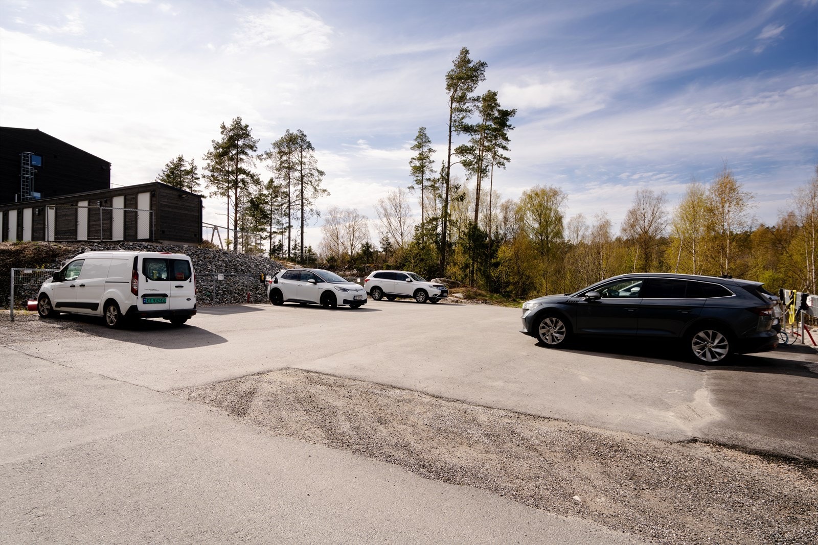 Felles parkeringsplass for sameiet. Galleribilde
