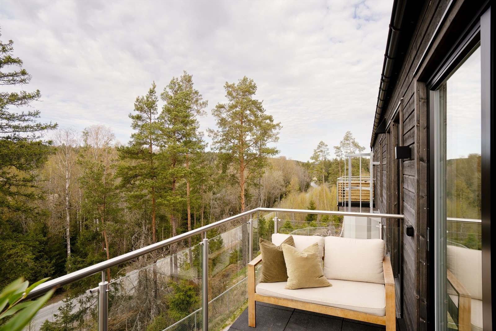 Balkong med vestvendt orientering og gode solforhold. Galleribilde