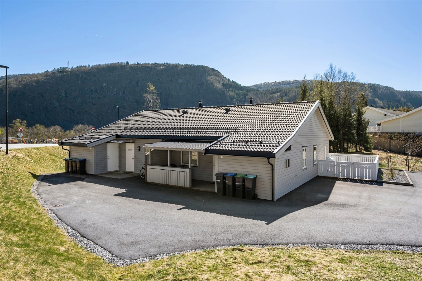 Asfaltert fellestun Galleribilde