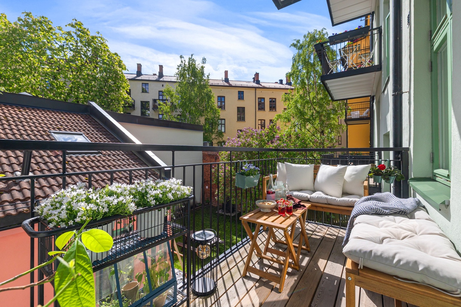 Den lekre balkongen har nydelig utsikt over fellesarealene. Galleribilde