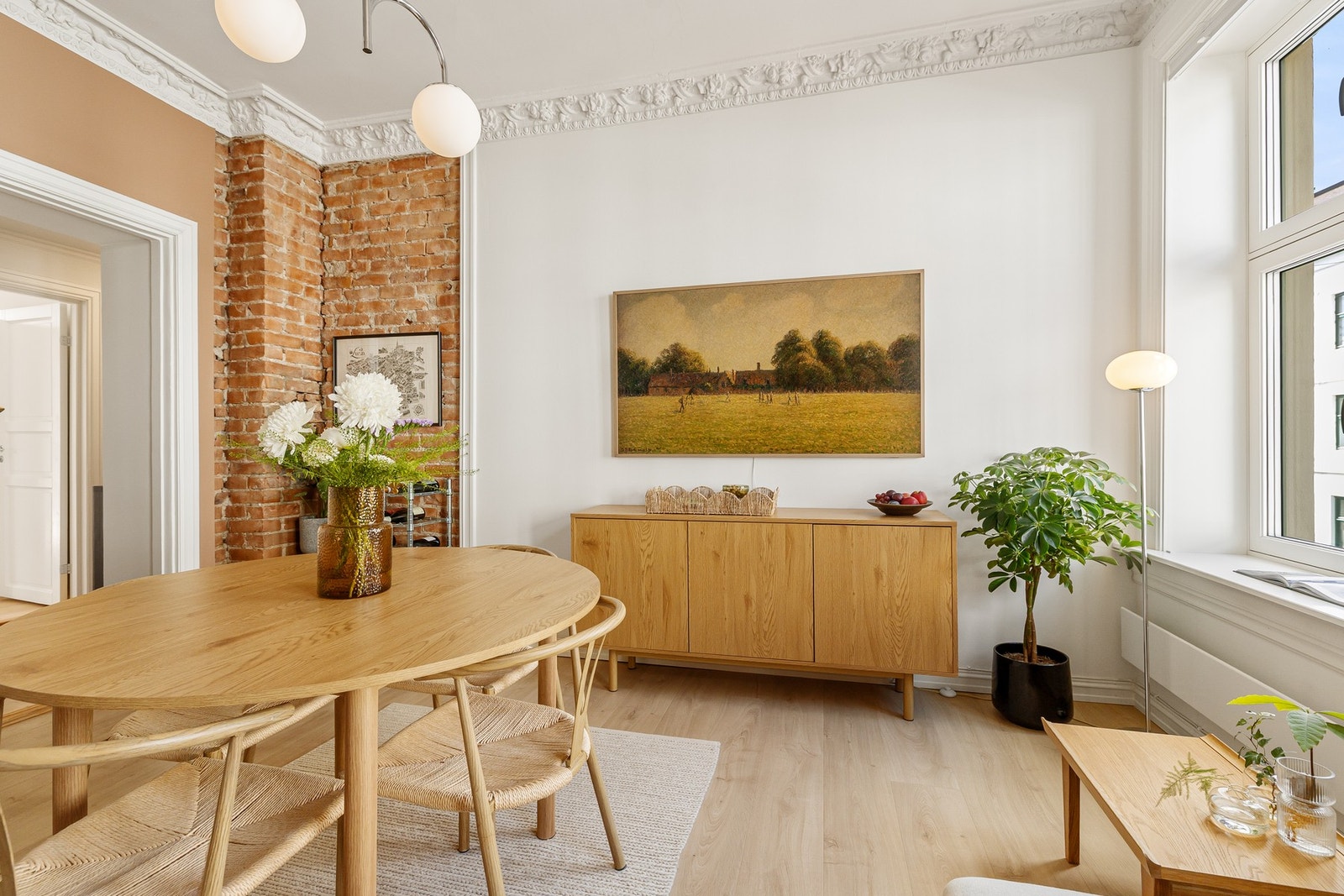 Karoline Selvåg v/Privatmegleren Grünerløkka har gleden av å ønske velkommen til denne vakre leiligheten i Kirkegårdsgata 3A! Galleribilde