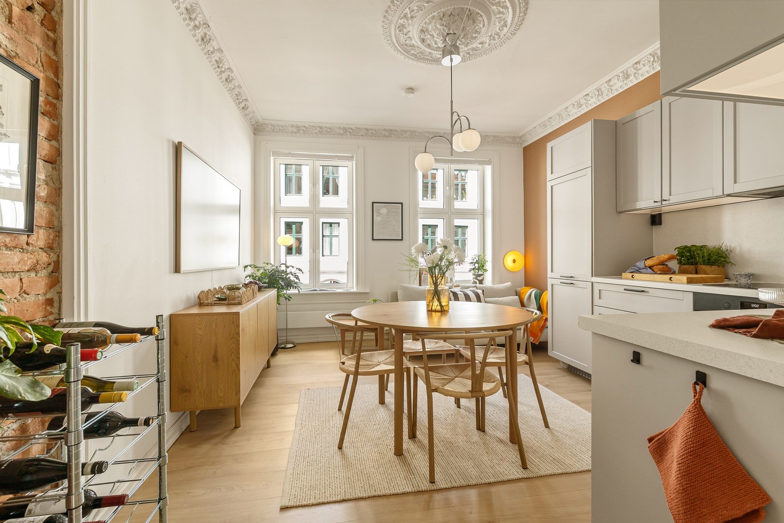 I stuen er det god plass til spisebord som kan romme flere gjester. Galleribilde