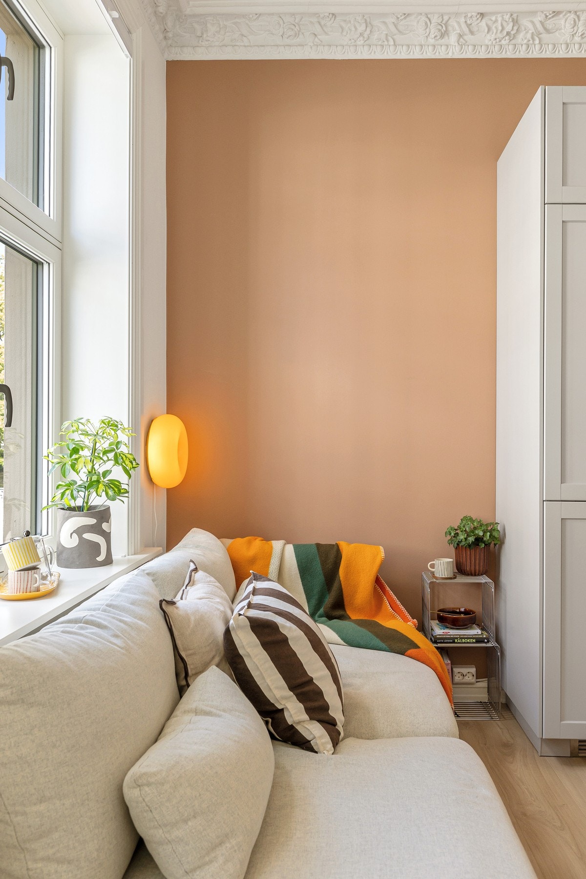 Lekre utsnitt og et vakkert lys som skifter gjennom leiligheten i løpet av dagen, og fremhever rommenes atmosfære og detaljer. Galleribilde
