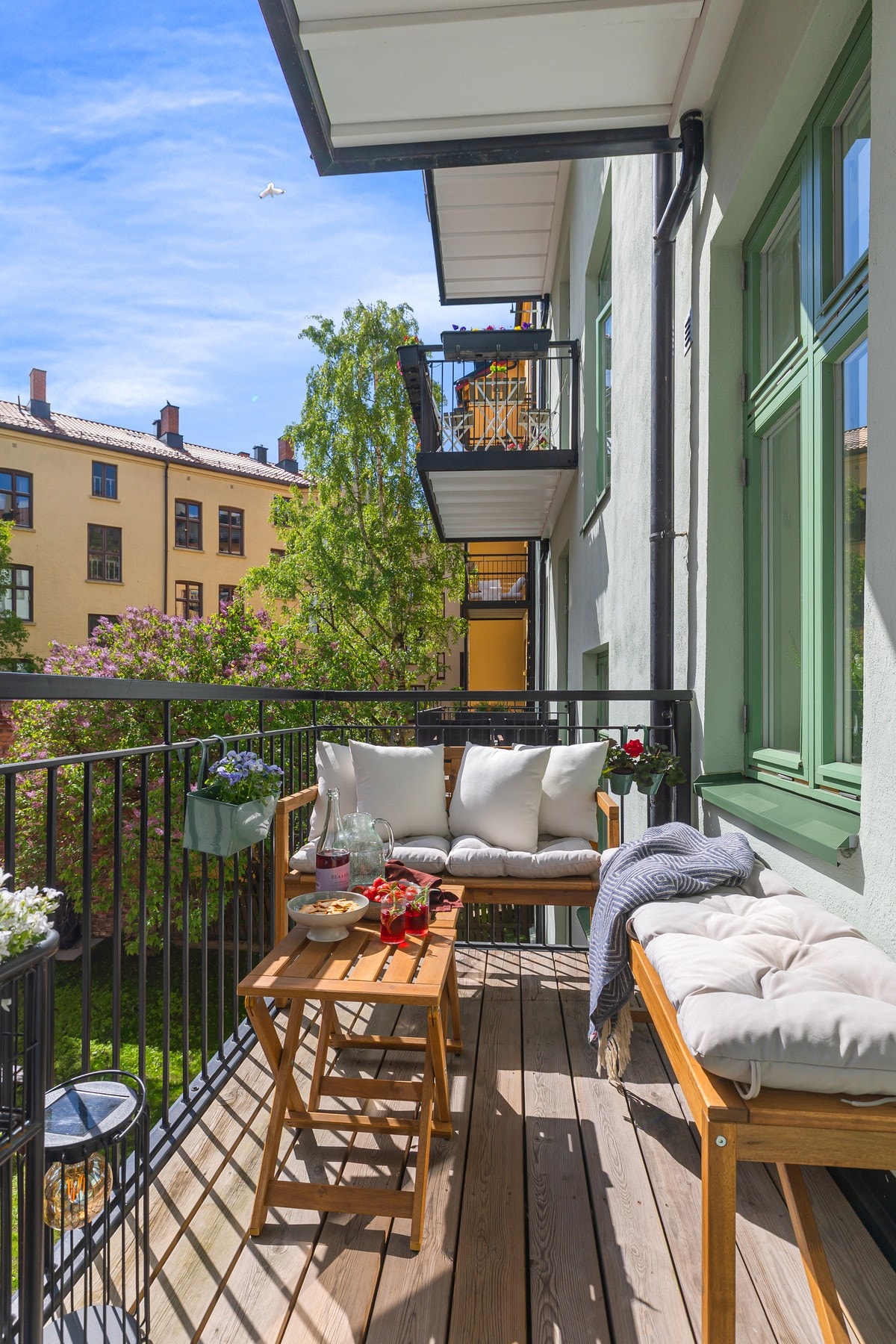 Balkongen gir deg nærhet til det grønne og en perfekt plass å nyte sol og frisk luft. Galleribilde