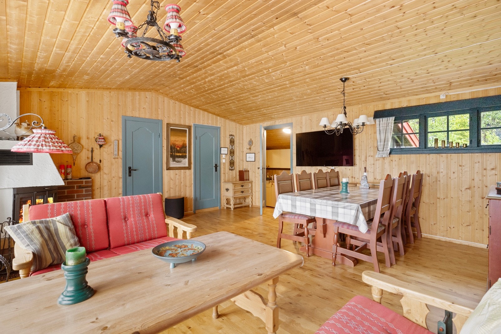 Det er rikelig med plass til både stor spisestue og sofagruppe ? perfekt for hyggelige måltider, kortspill og late kvelder foran peisen Galleribilde