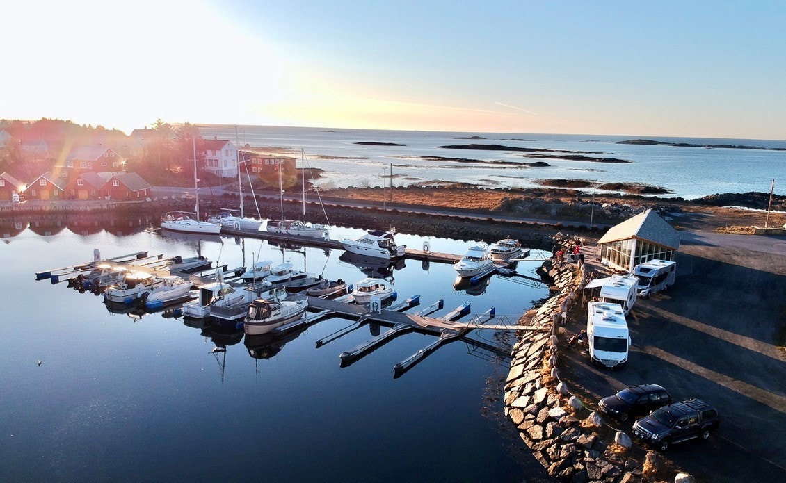 Området har et hyggelig og sosialt maritimt miljø, hvor brygge og sjøområde fungerer som et naturlig samlingspunkt i sommermånedene Galleribilde