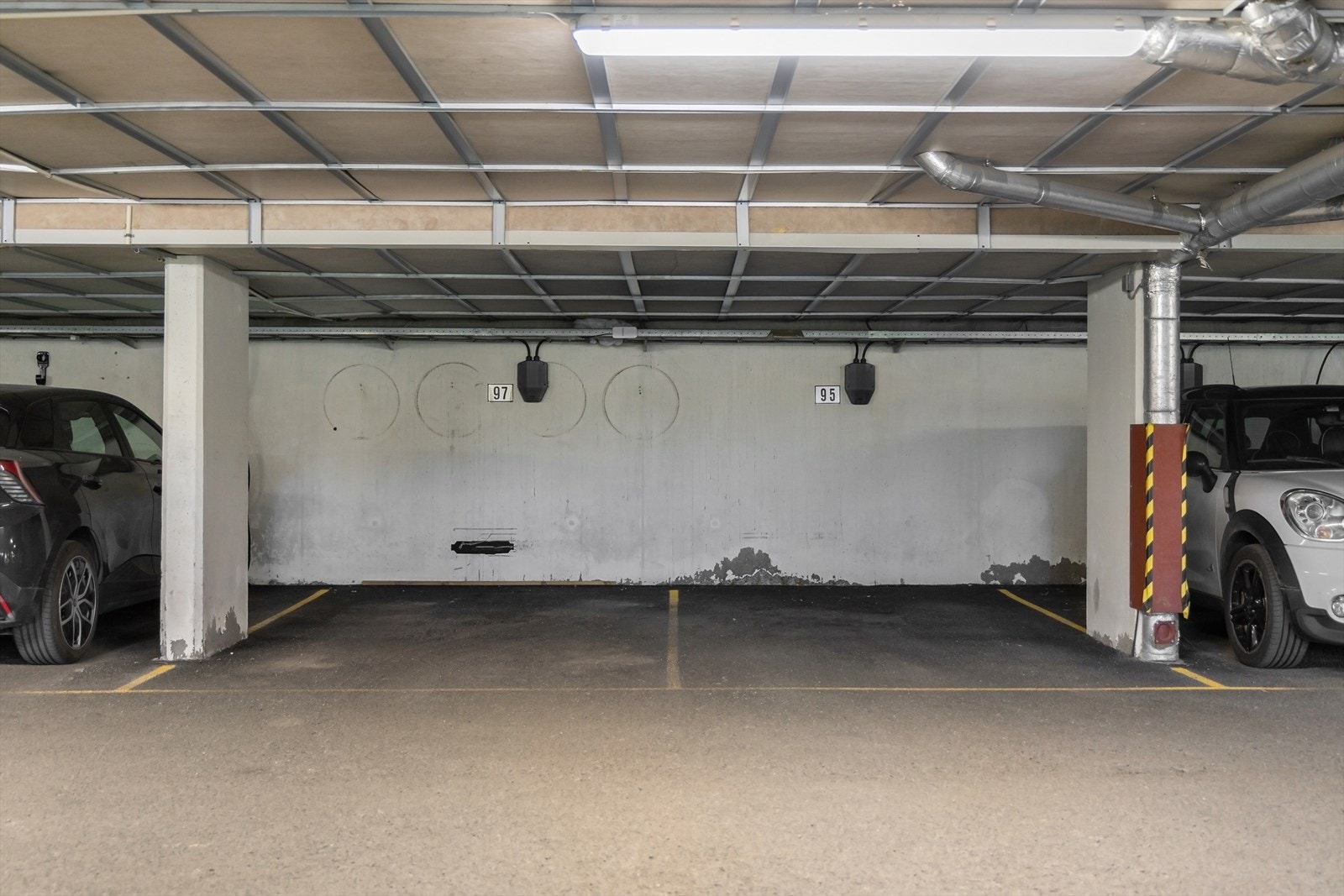 Leiligheten disponerer garasjeplass med lader Galleribilde