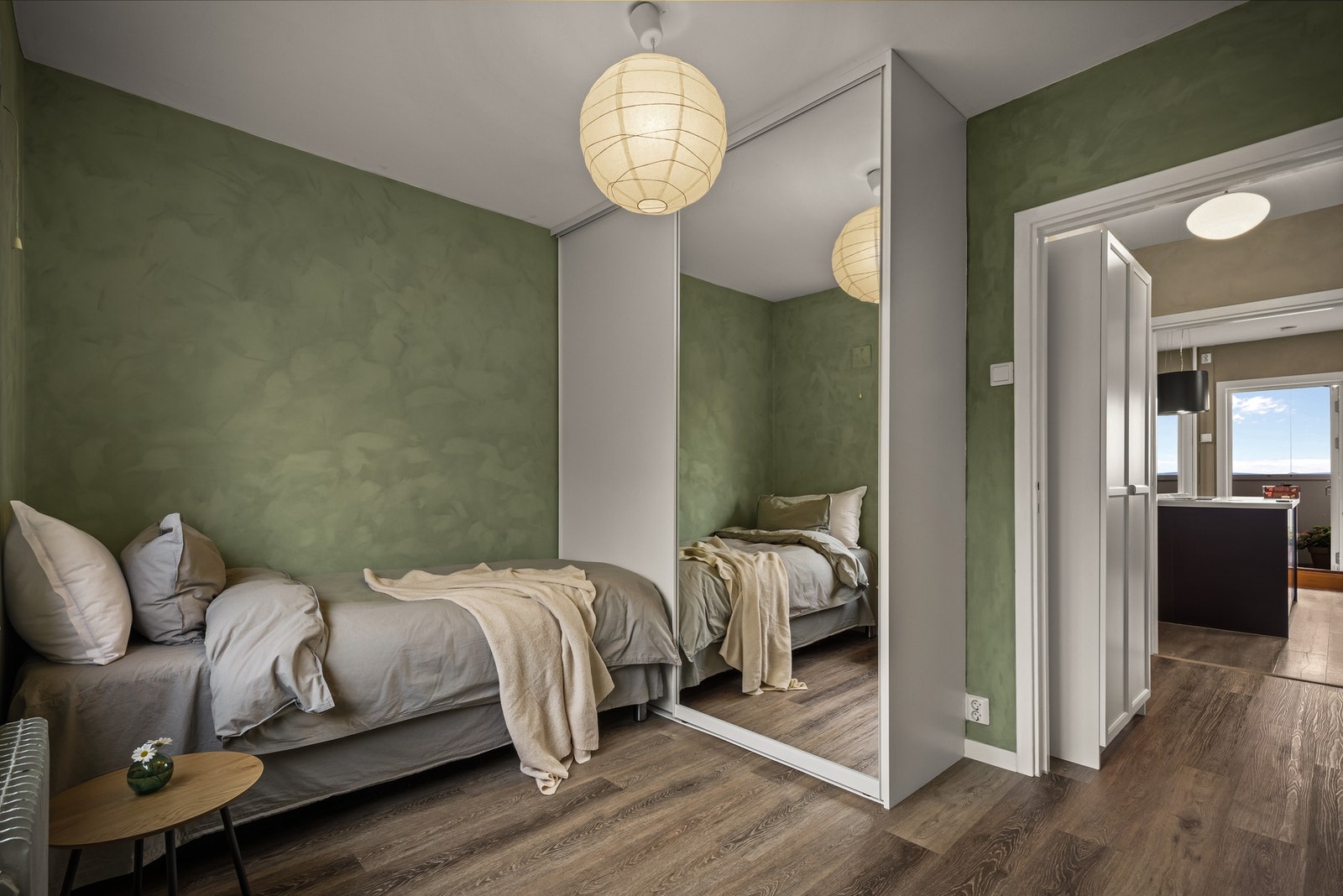 Her er det montert ny skyvedørsgarderobe i 2025. I tillegg disponeres en bod på 4 kvm i 7. etasje for ekstra oppbevaring. Galleribilde