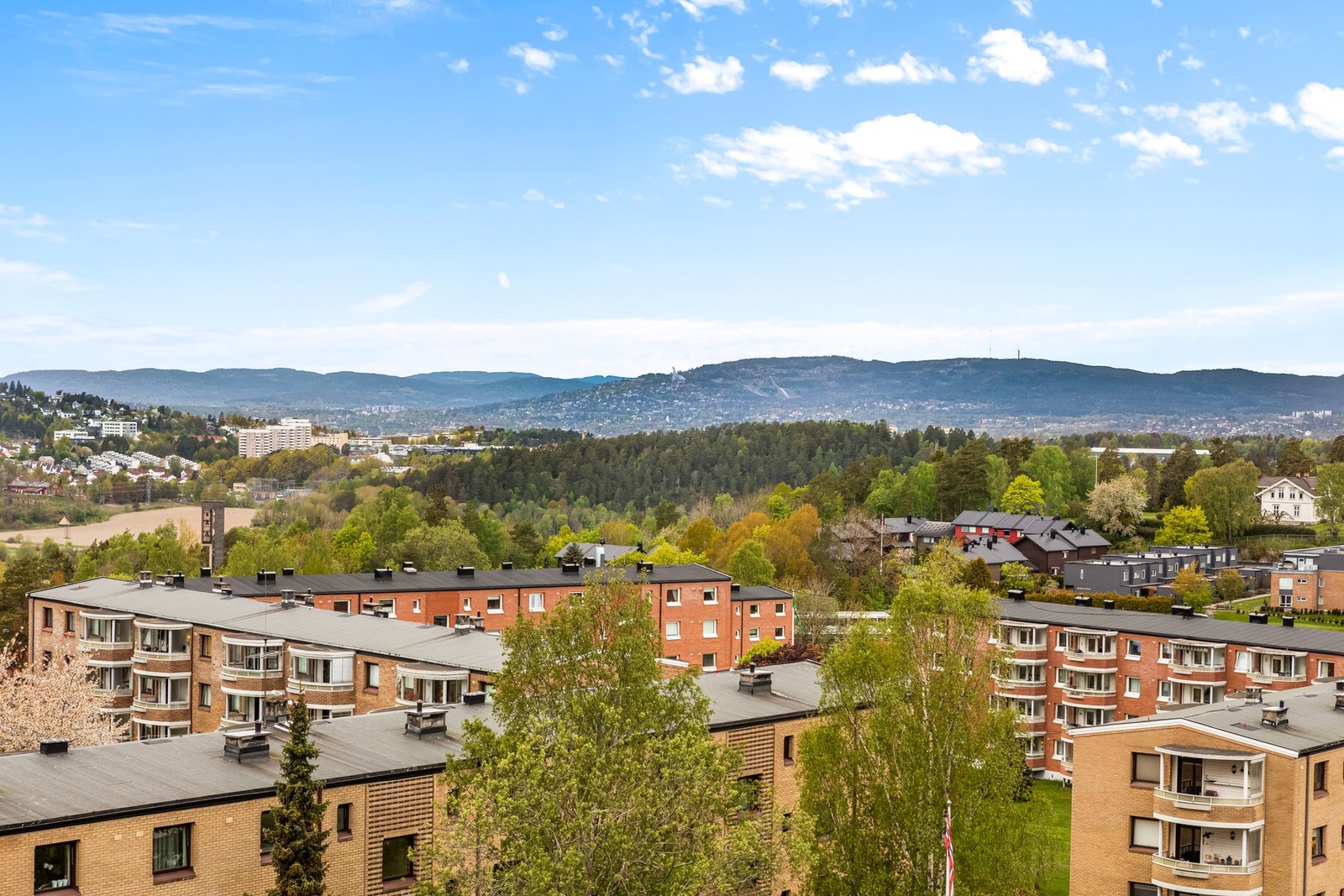 Dette er en lys og høytliggende 3-roms som strekker seg over to plan i byggets 7. og 8 etasje. (adkomst i 8. etg). Galleribilde
