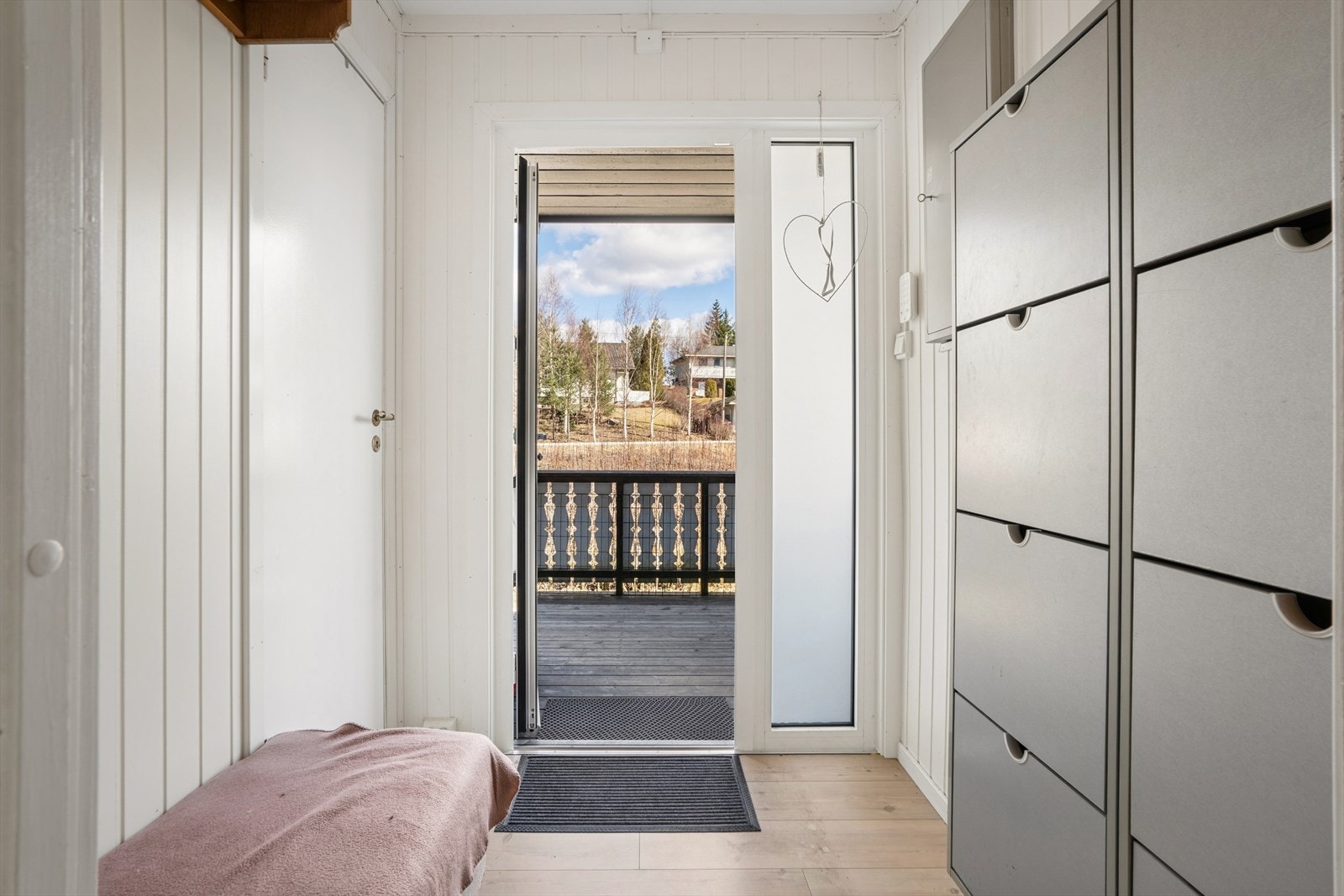 Entré og inngang til vaskerom. Galleribilde