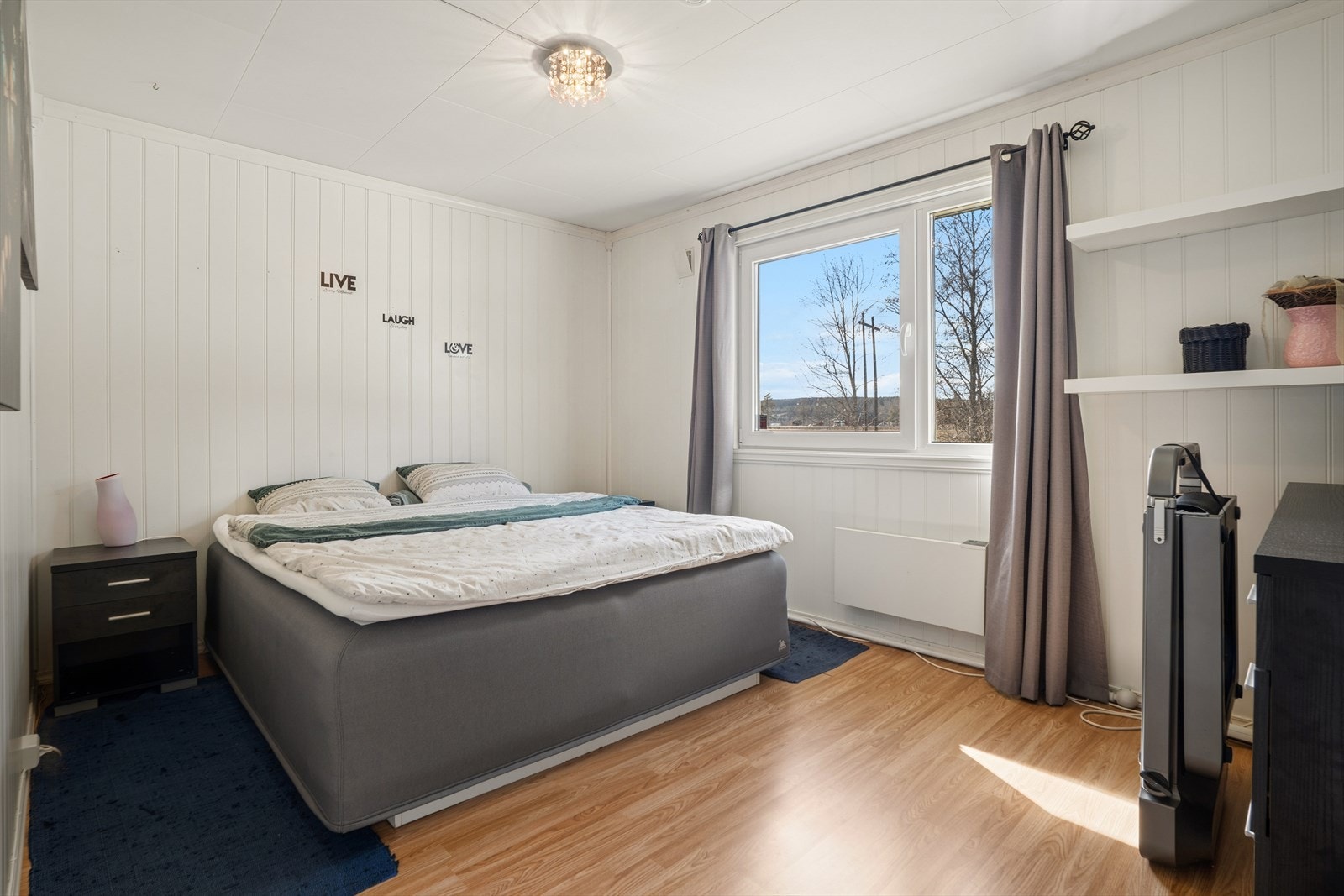 Stort hovedsoverom med god plass til dobbeltseng, og lyse oppussede overflater. Galleribilde