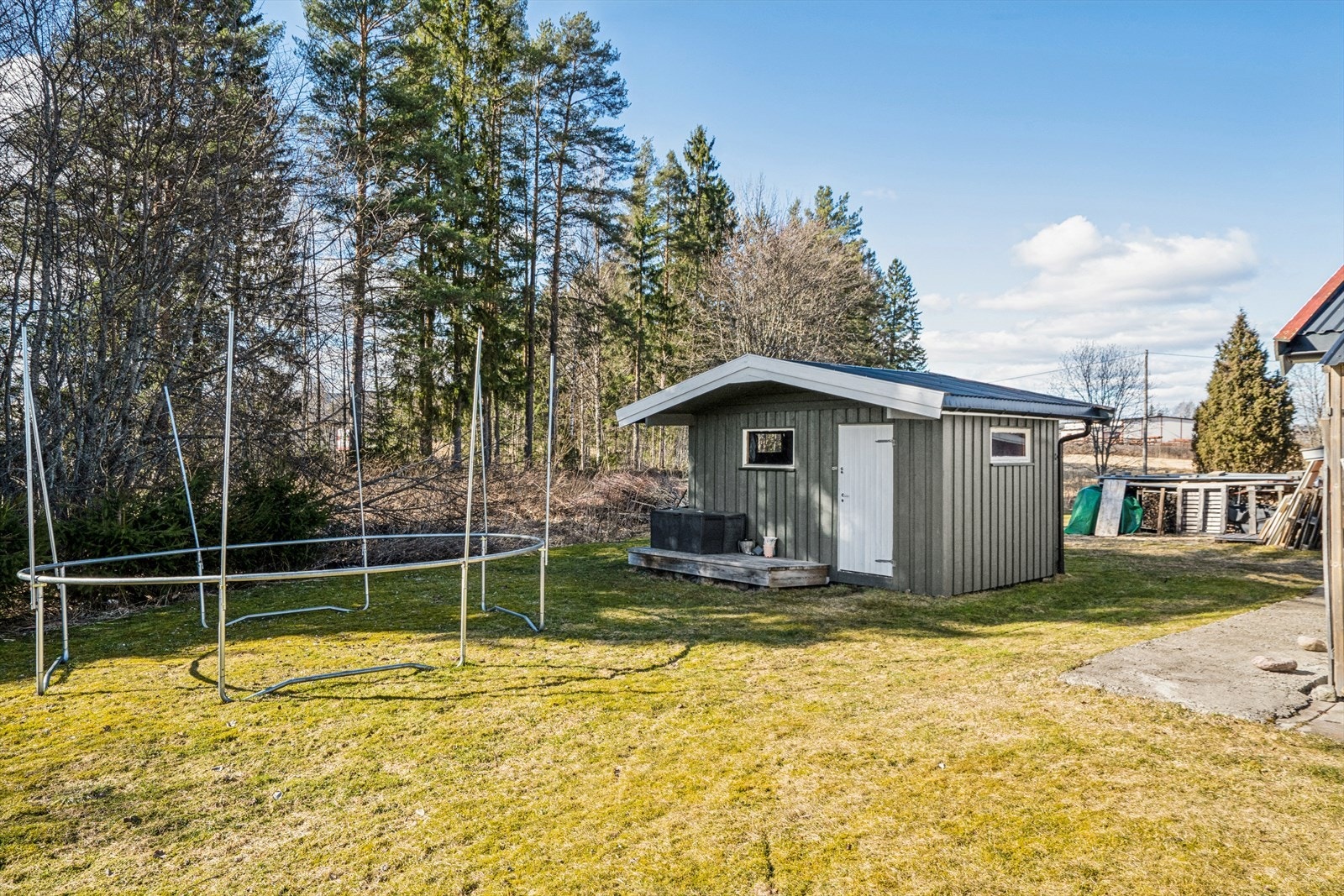 Frittstående uthus med flere bruksmuligheter. Galleribilde
