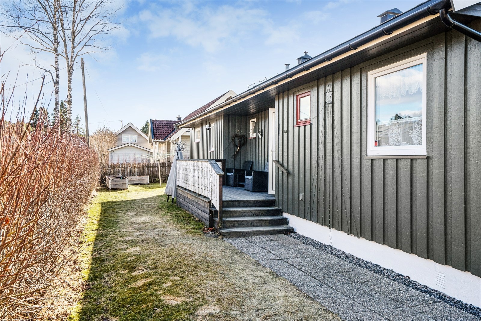 Fint inngangsparti med terrasse og plass til en liten sittegruppe. Galleribilde