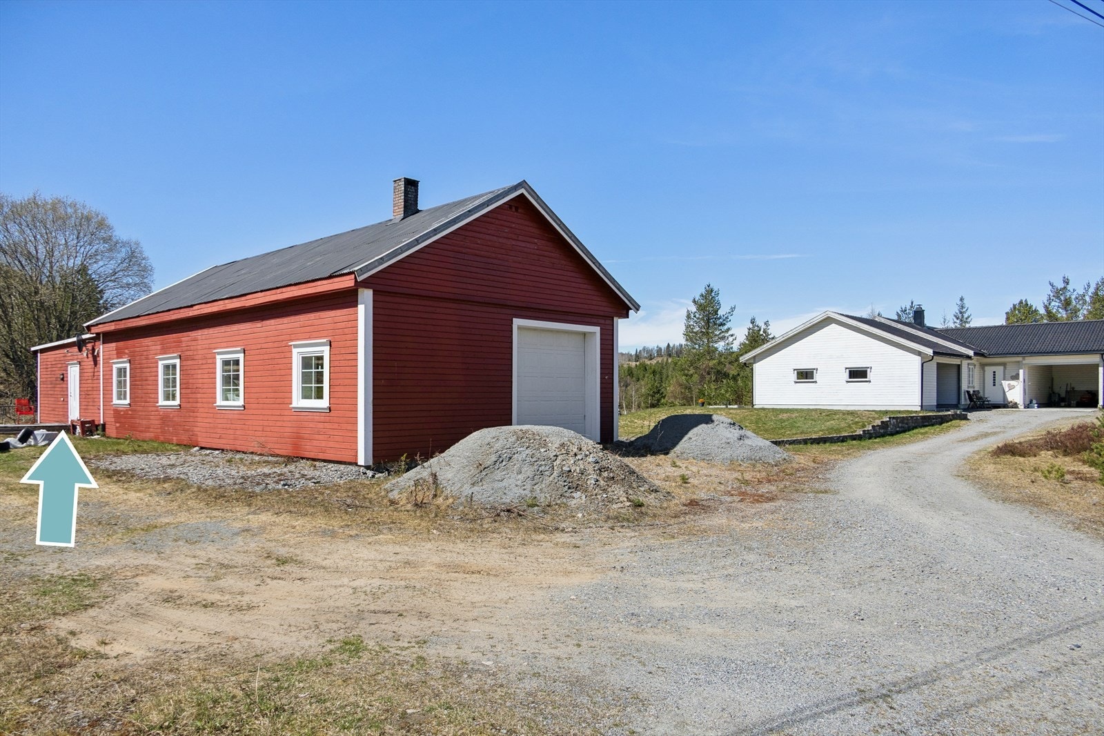 Eiendommen inkluderer også en stor, separat verksted-/garasjebygning med leilighet på enden (pilen viser hvor den er) Galleribilde