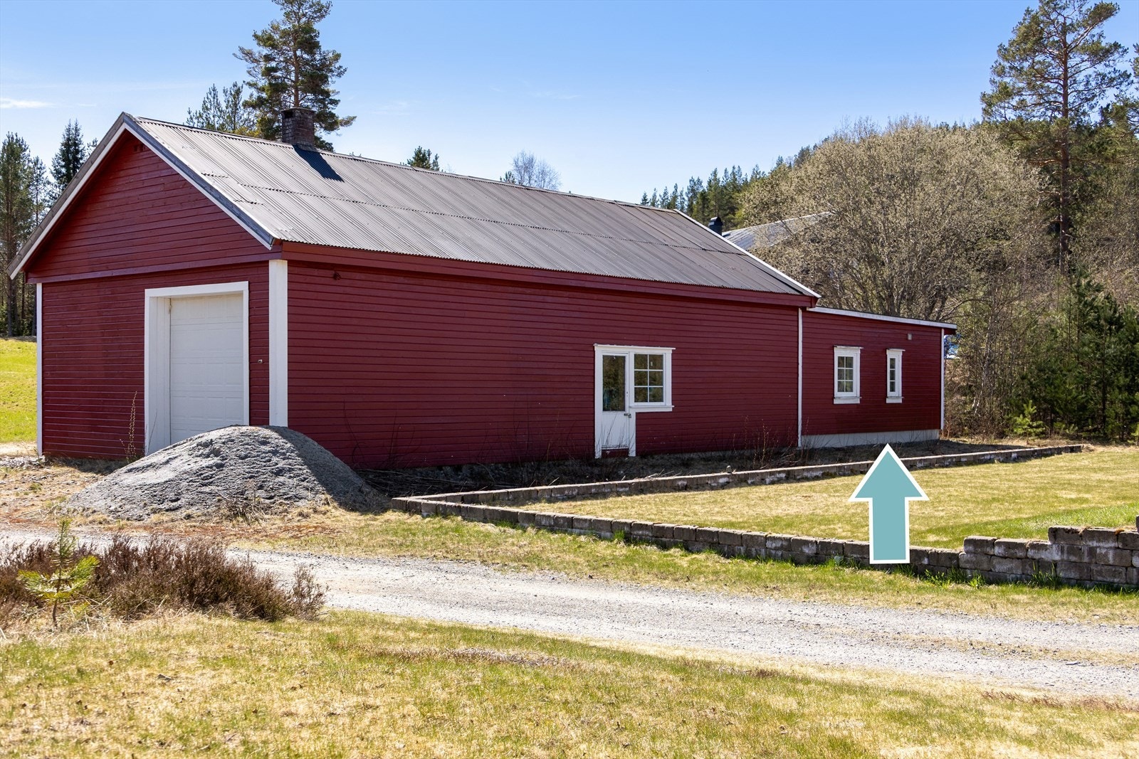 Rikelig med plass for hobby og lagring. Pilen viser hvor leiligheten er. Galleribilde
