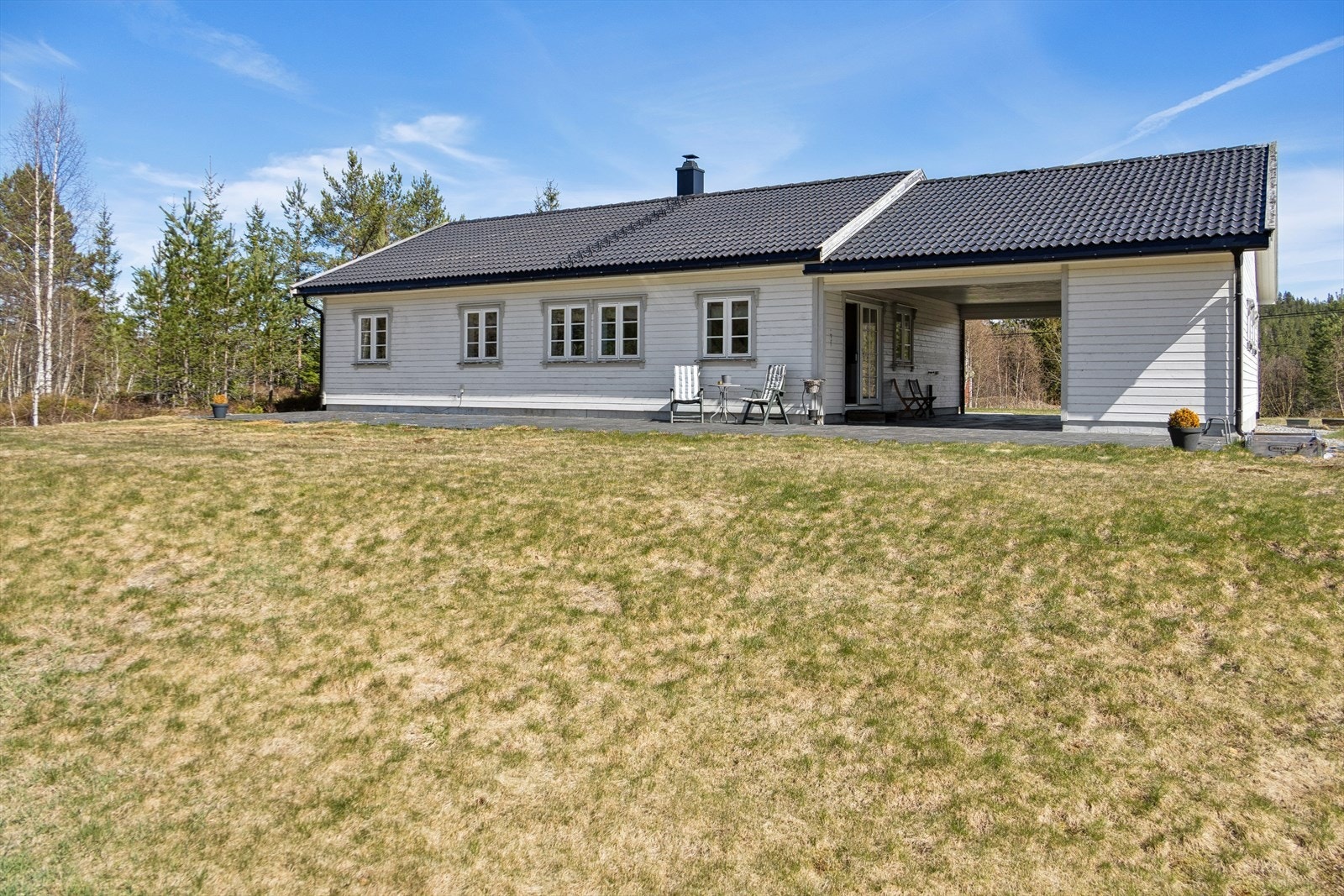 Eiendommen har en attraktiv, solrik og landlig beliggenhet på Skeimo i Vegårshei kommune - et perfekt utgangspunkt for deg som setter pris på ro, natur og et aktivt friluftsliv. Galleribilde