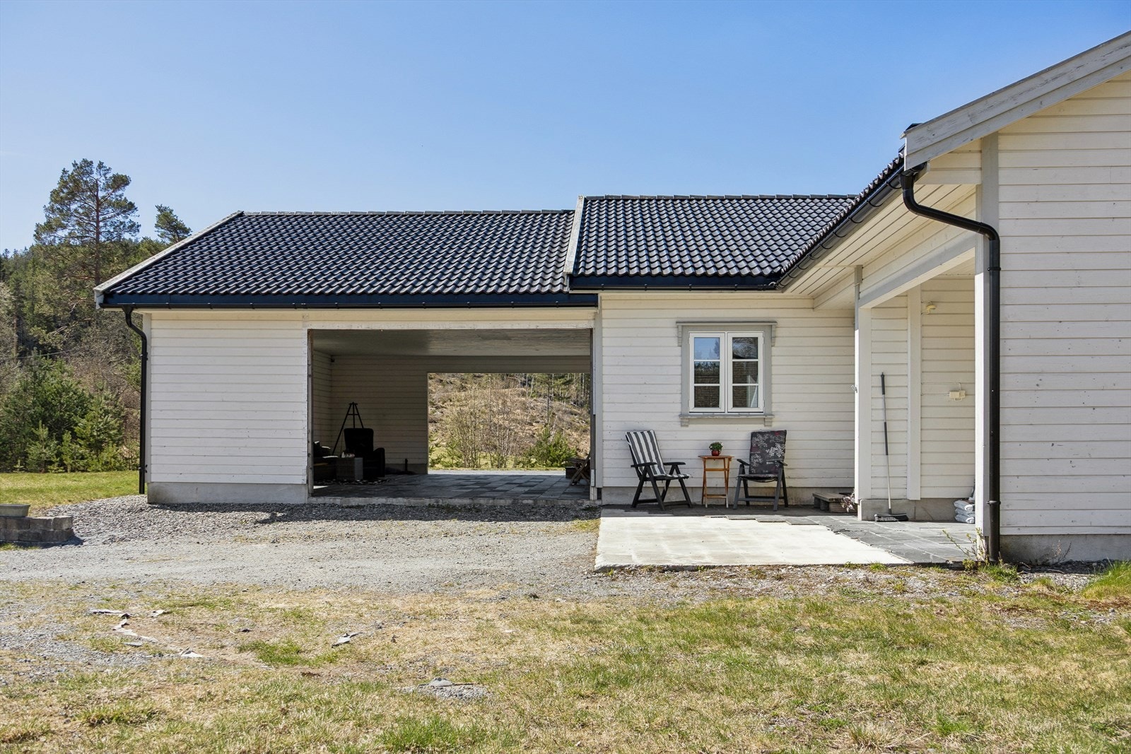 Praktisk carport integrert i bygningskroppen, med direkte adkomst under tak til inngangspartiet. Galleribilde