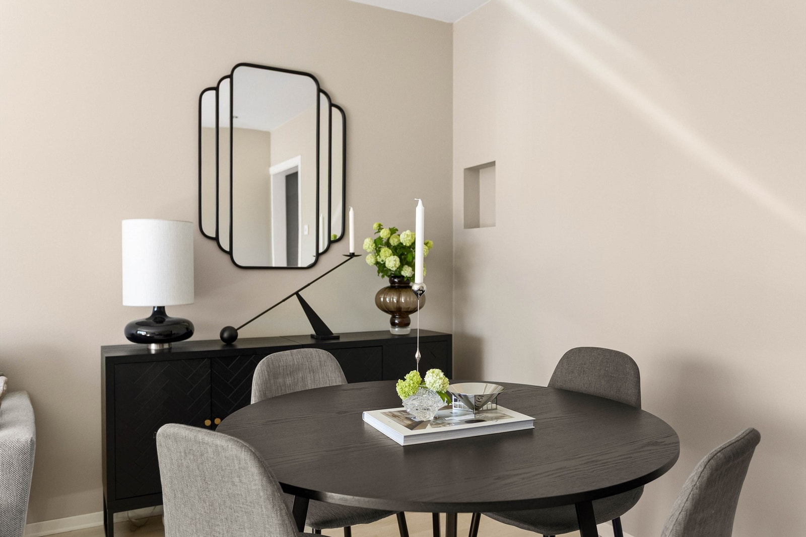 Spiseplassen er en naturlig del av stuen, perfekt for sosiale sammenkomster. Galleribilde
