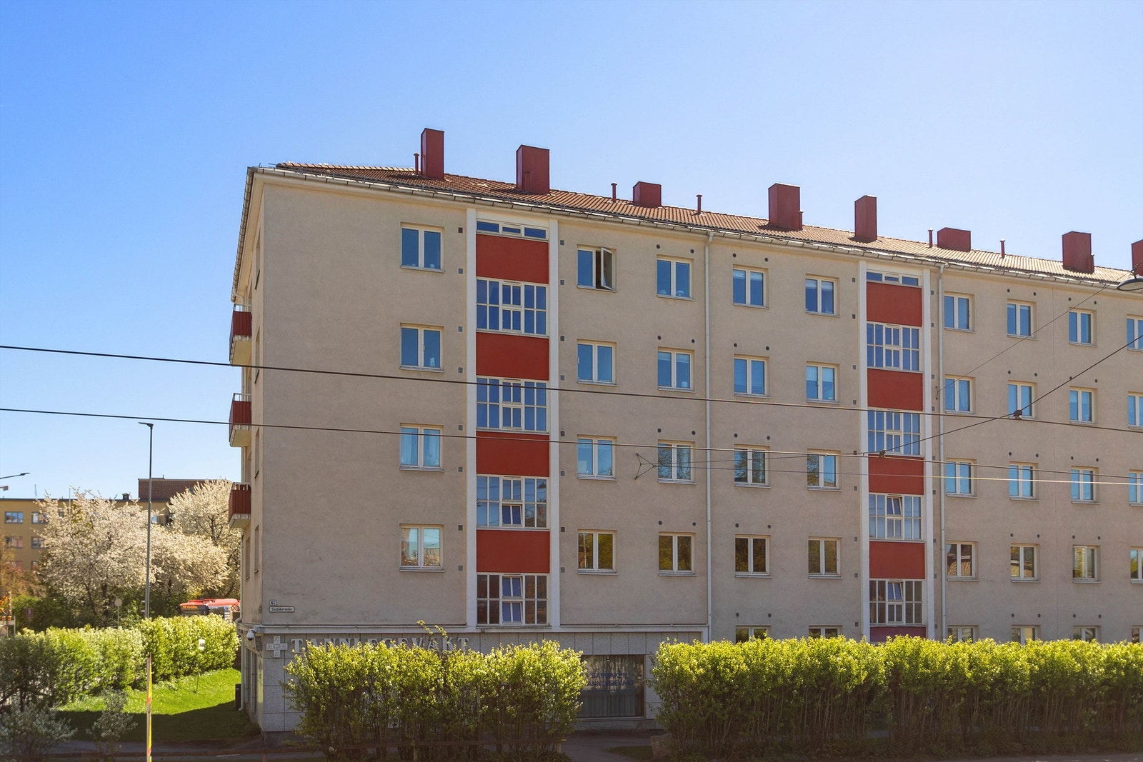 Leiligheten ligger i en klassisk bygård fra 1939, sentralt på Sandaker med kort vei til offentlig kommunikasjon. Galleribilde
