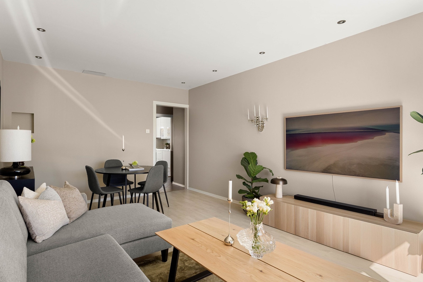 Stuen har god plass til både sofagruppe og spisebord, med en åpen passasje mot kjøkkenet. Galleribilde
