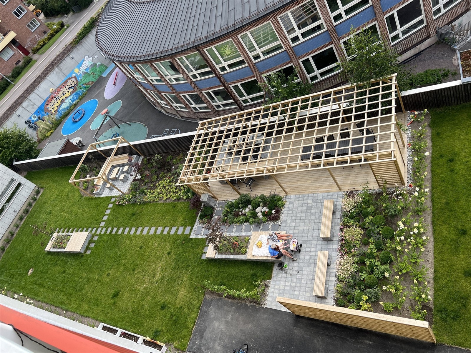Bilde av bakgård tatt fra en annen leilighets balkong. Galleribilde