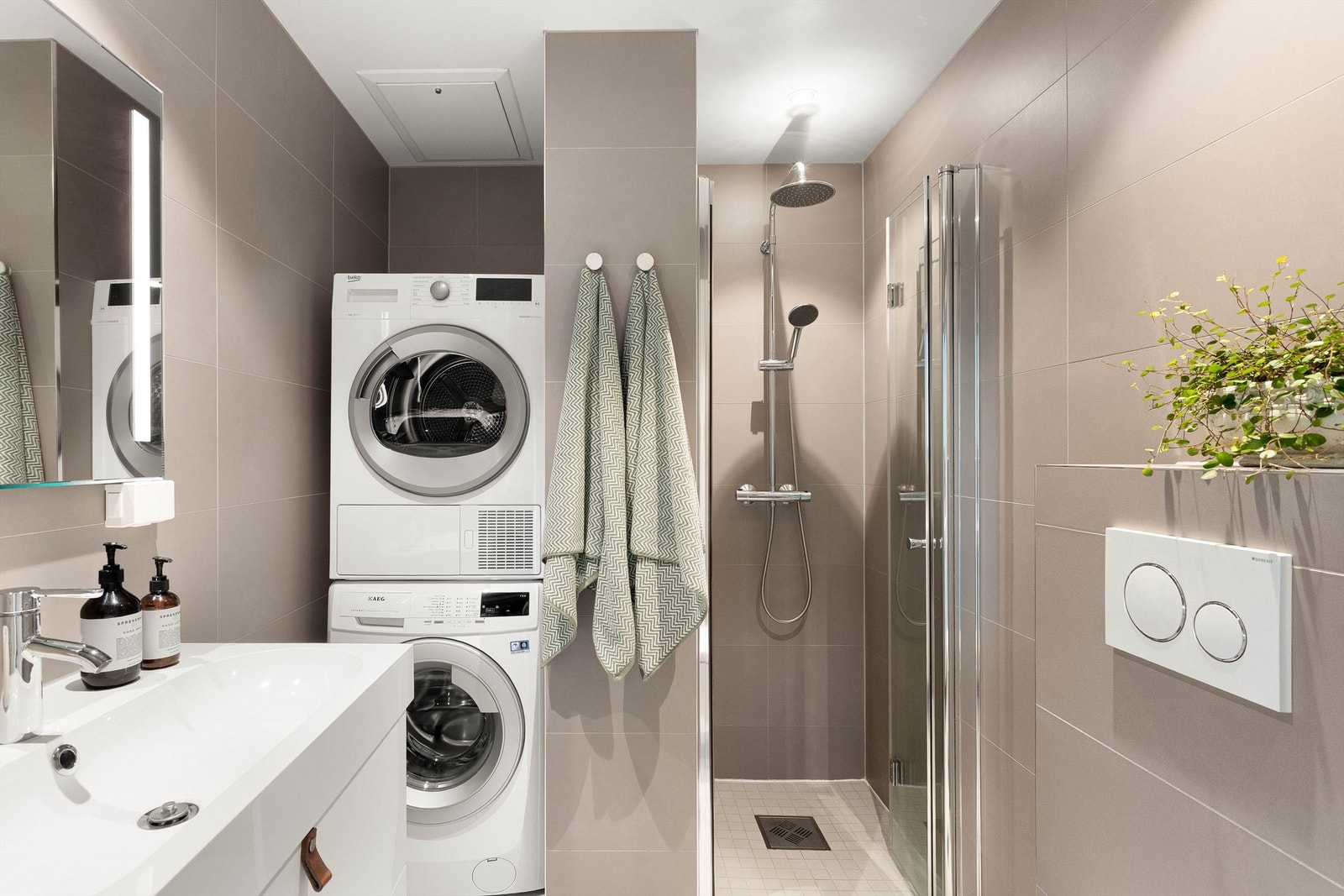 Badet ble oppgradert i 2017 og har fliser på gulv og vegger, samt elektrisk gulvvarme. Galleribilde