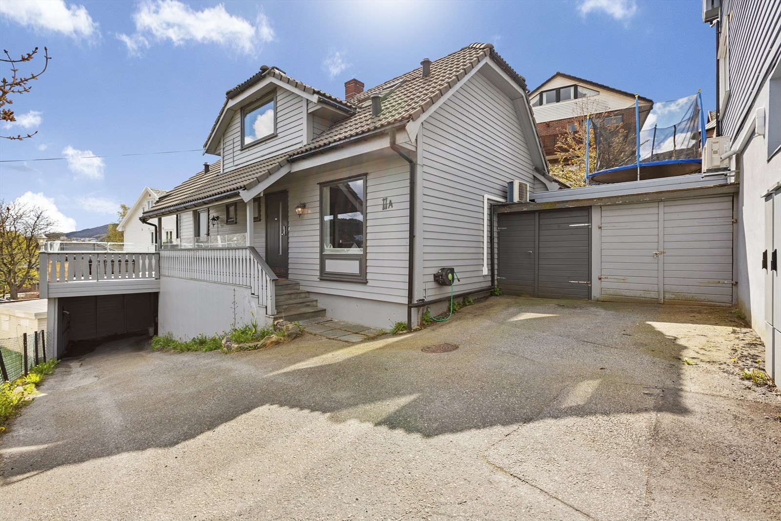DNB Eiendom AS Trones - Sentralt beliggende enebolig over 3 plan | Stor terrasse og carport |