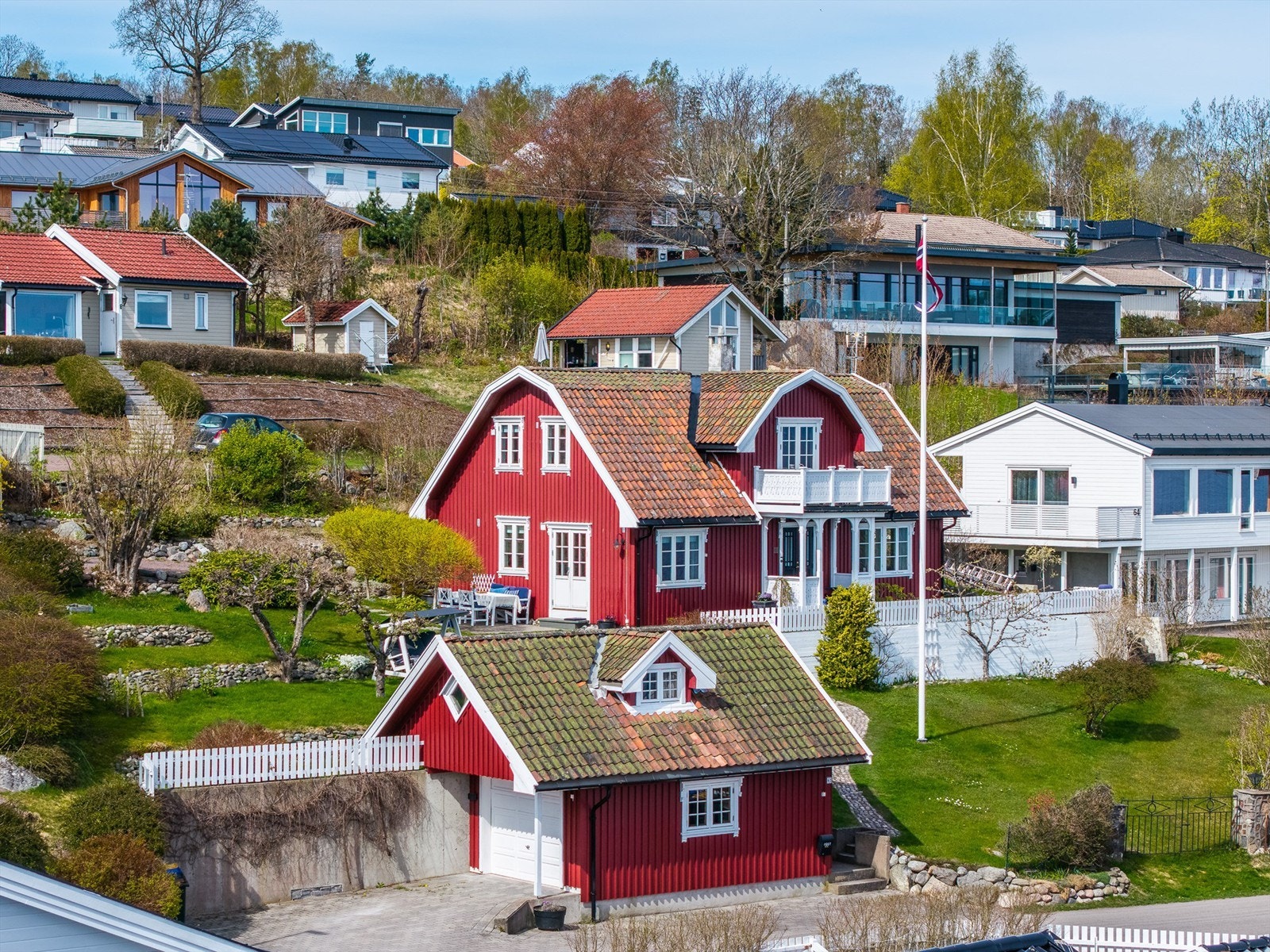 Eiendommen ligger i et etablert og attraktivt boligområde ved sjøen. Galleribilde