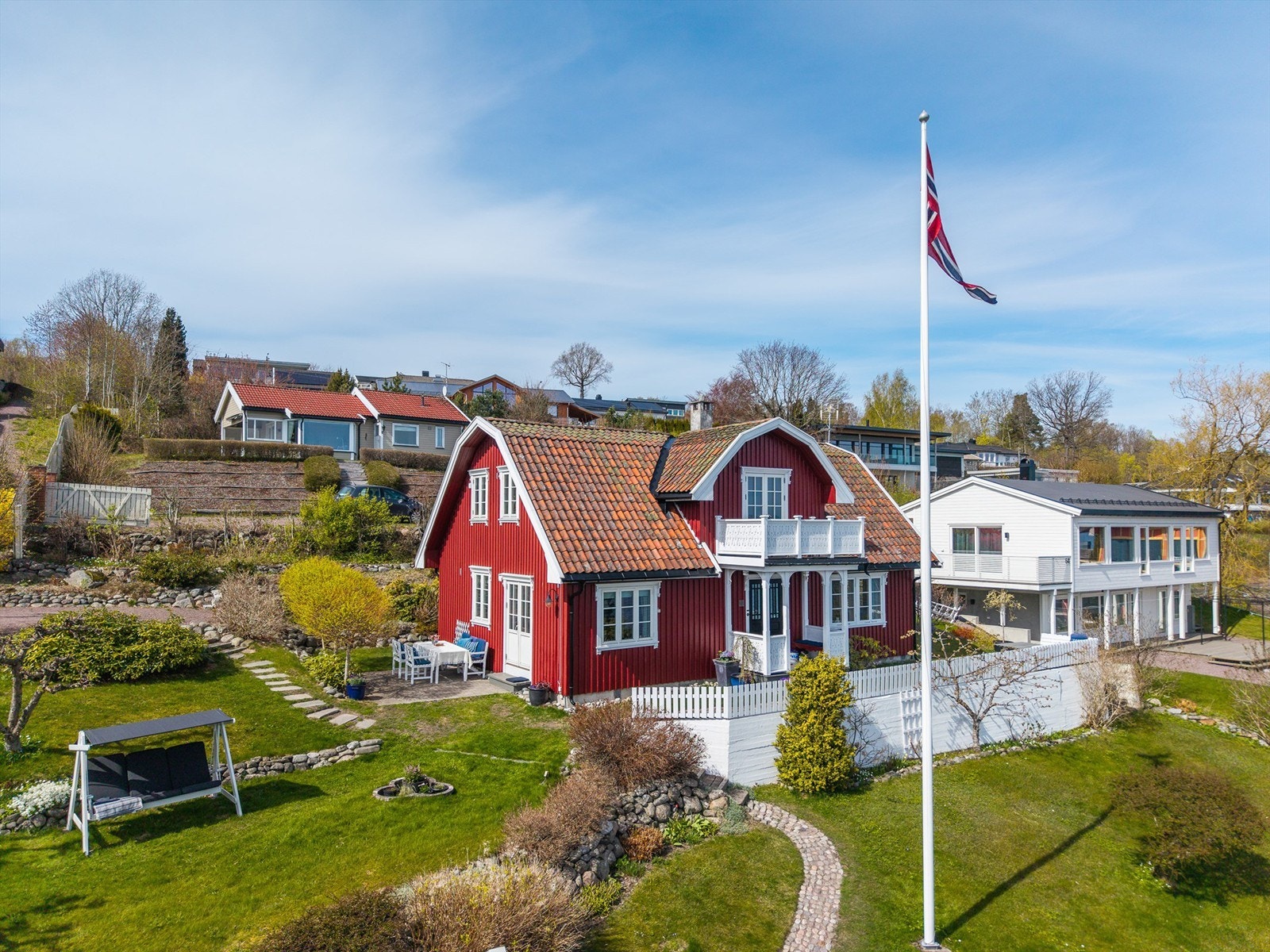 Den skrånende tomten er pent opparbeidet og gir en flott ramme rundt boligen. Galleribilde