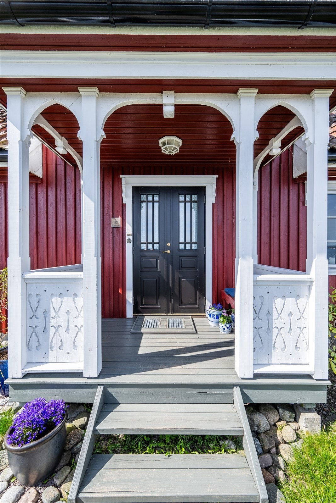 Et overbygget inngangsparti med sjarmerende detaljer. Galleribilde