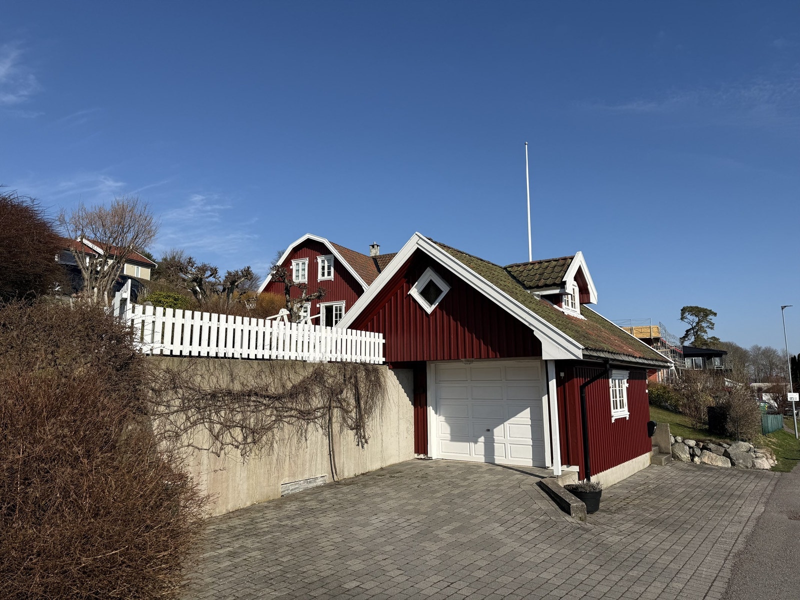 Garasjen er fra ca. 1987 og har en tilhørende bod, samt ladekontakt for elbil. Galleribilde