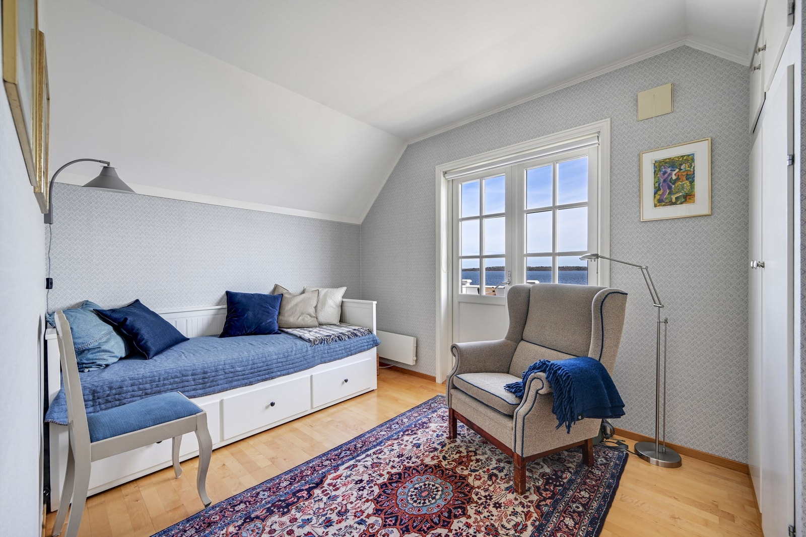 "Room with a view". Plassbygde skap også her. Galleribilde