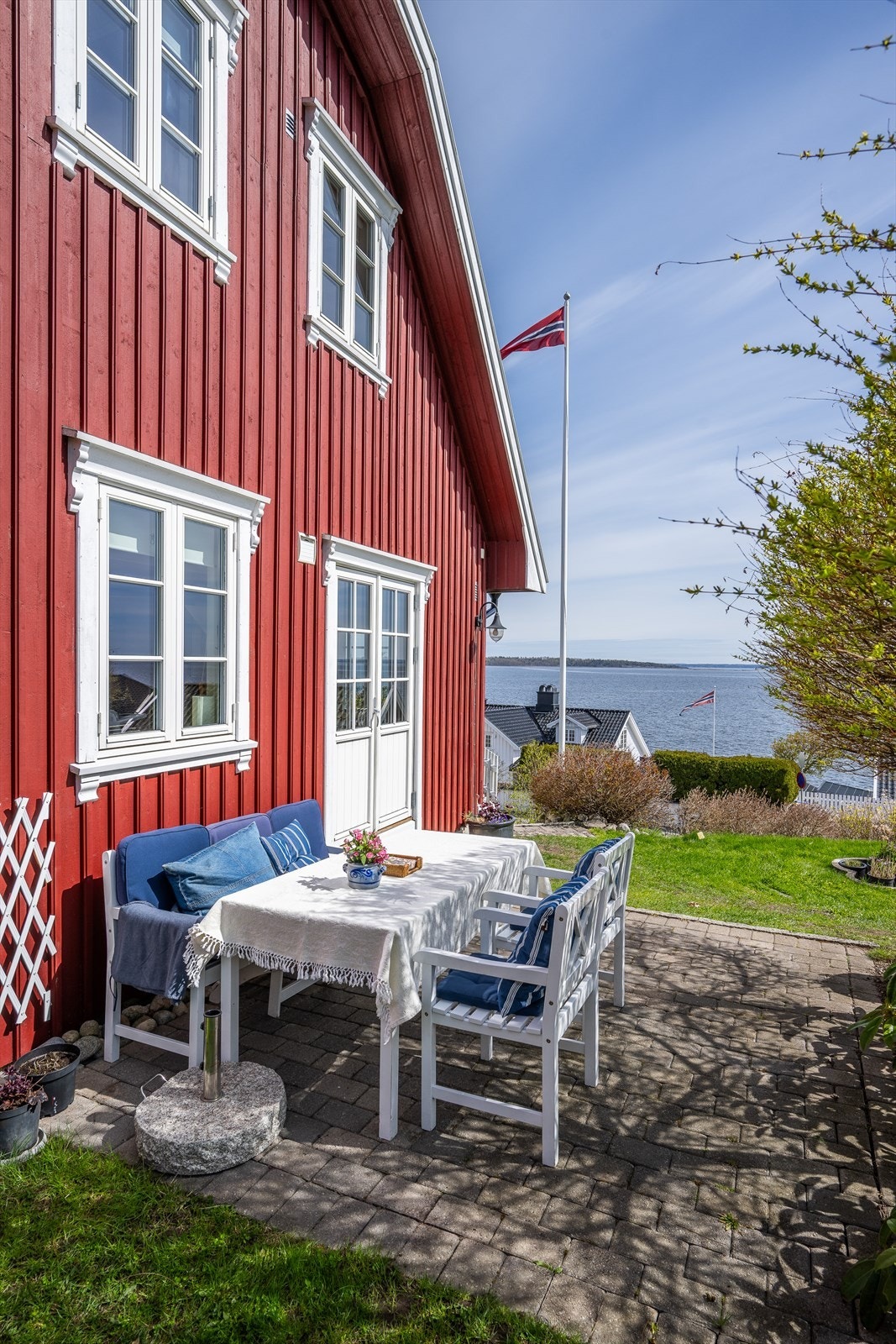 Uteplass rett utenfor kjøkkenet. Galleribilde