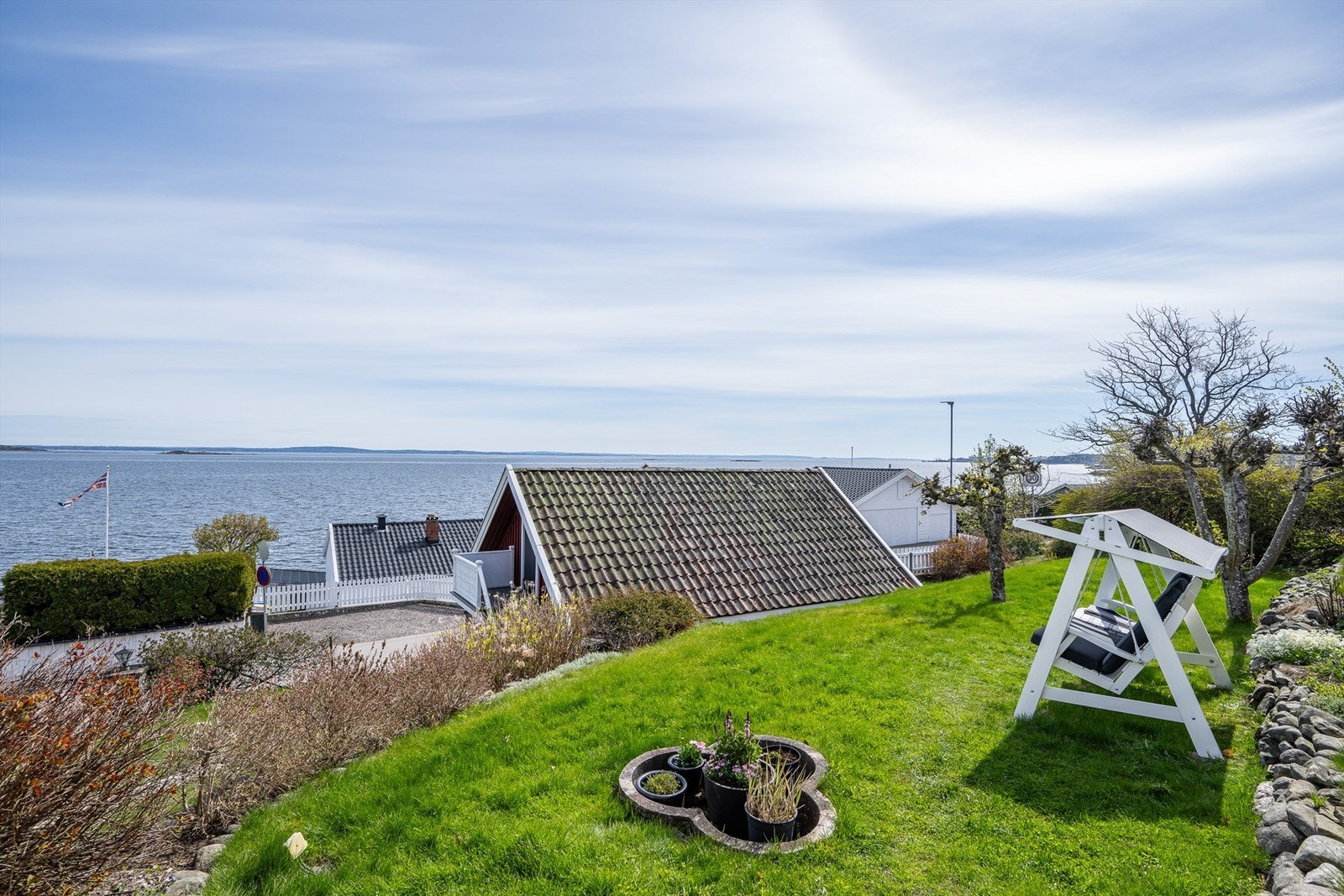 Utsikt fra hagen mot fjorden og det hyggelige nabolaget. Galleribilde