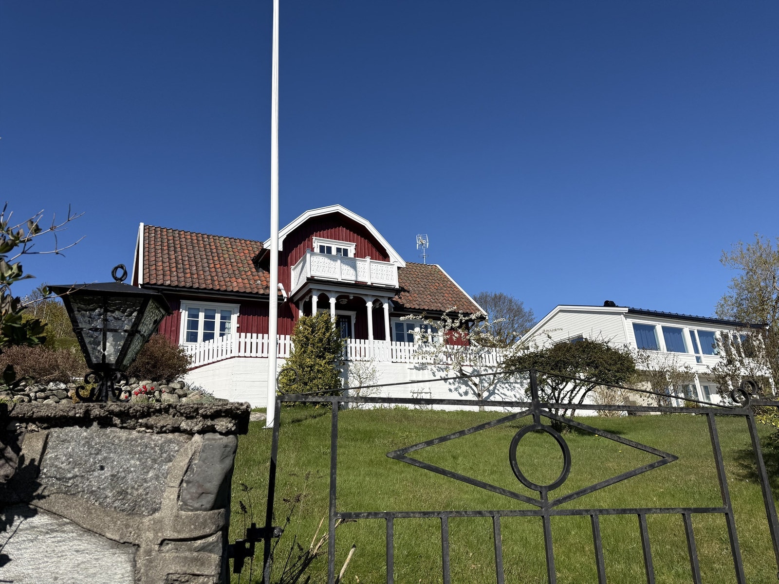 Hagen er inngjerdet og har smijernsport. Galleribilde