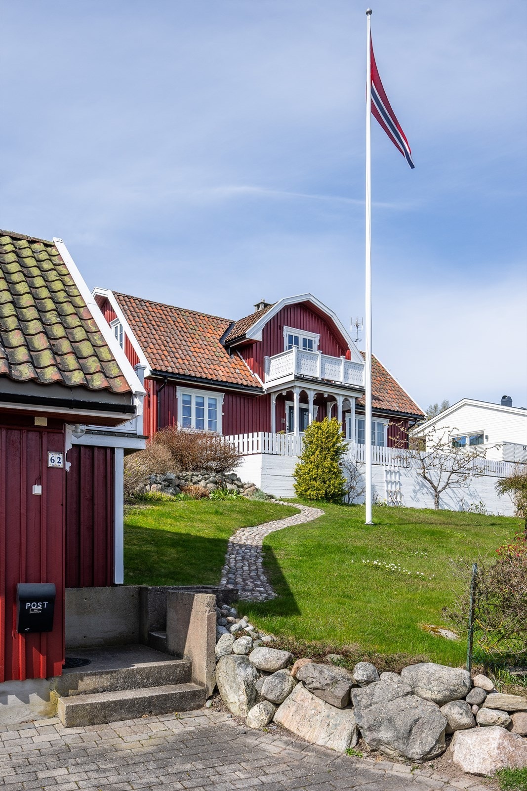 Eiendommen ligger høyt og fritt med en storslagen utsikt. Galleribilde