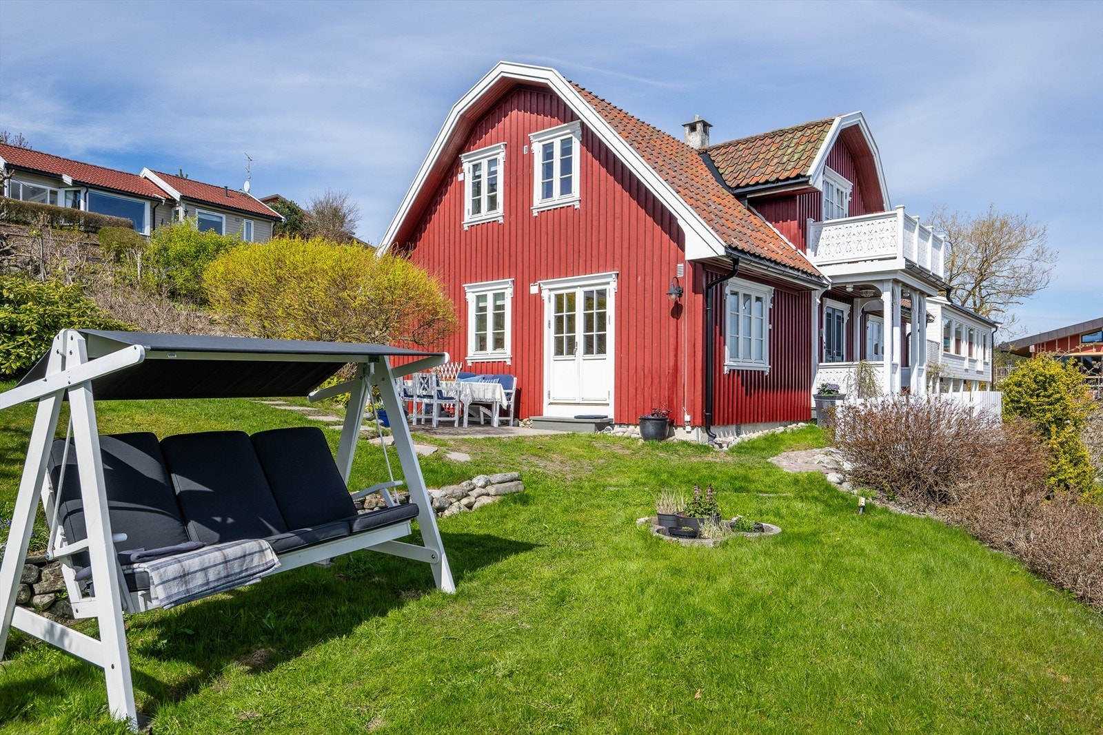 Den eventyrlige hagen er pent opparbeidet med plen, beplantning og støttemurer. Galleribilde