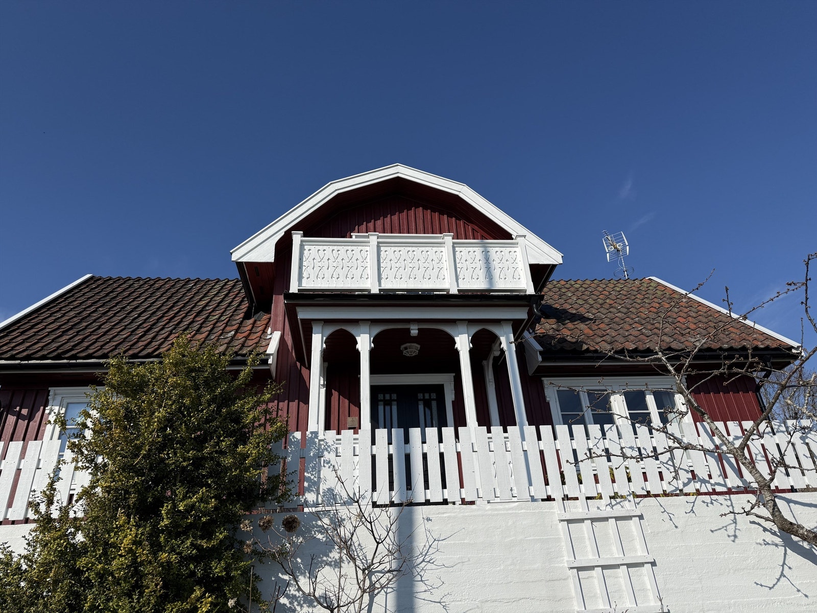 Detaljer som den utskårne balkongfronten understreker eiendommens klassiske stil. Galleribilde