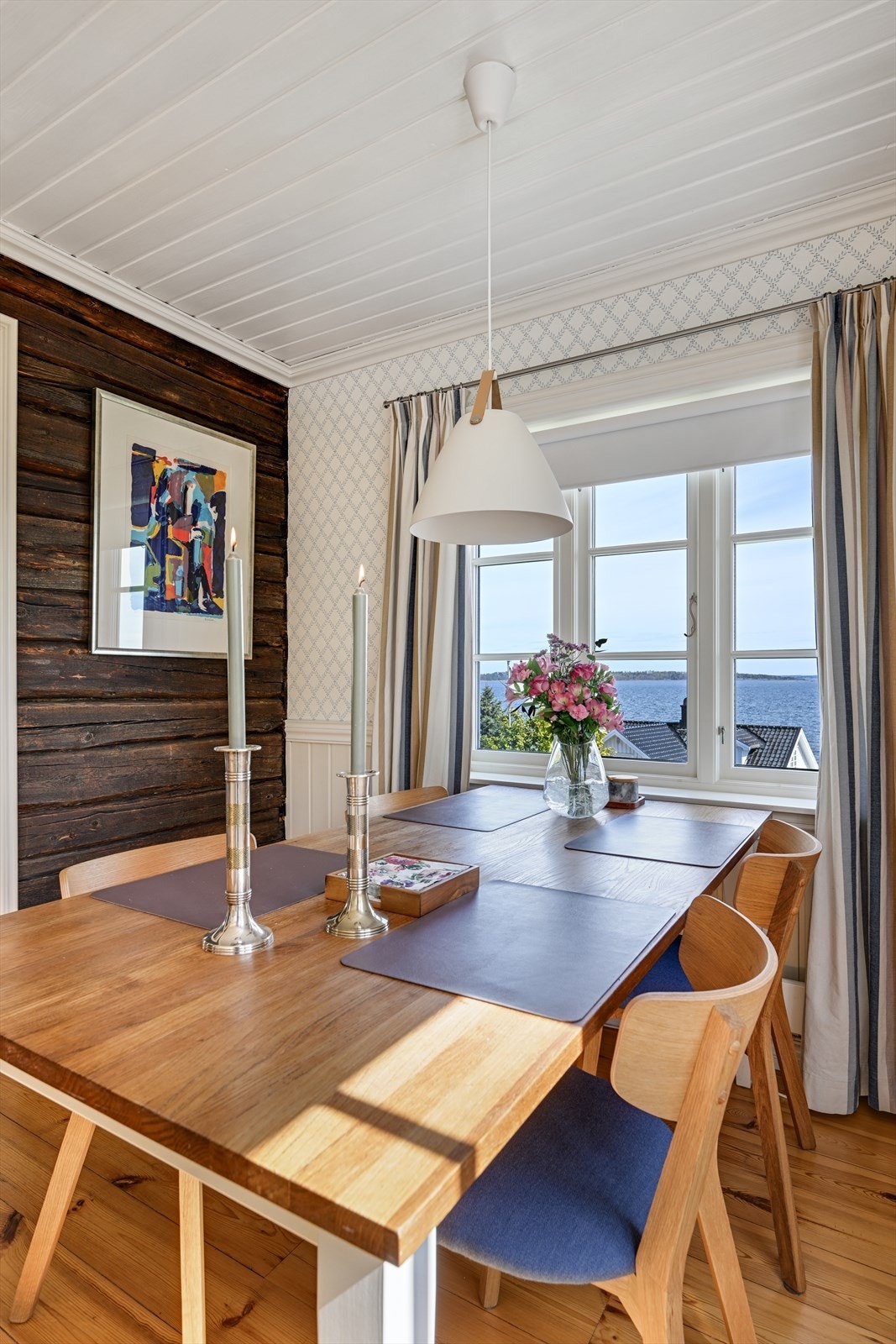 Spiseplassen har også flott utsikt mot fjorden. Galleribilde