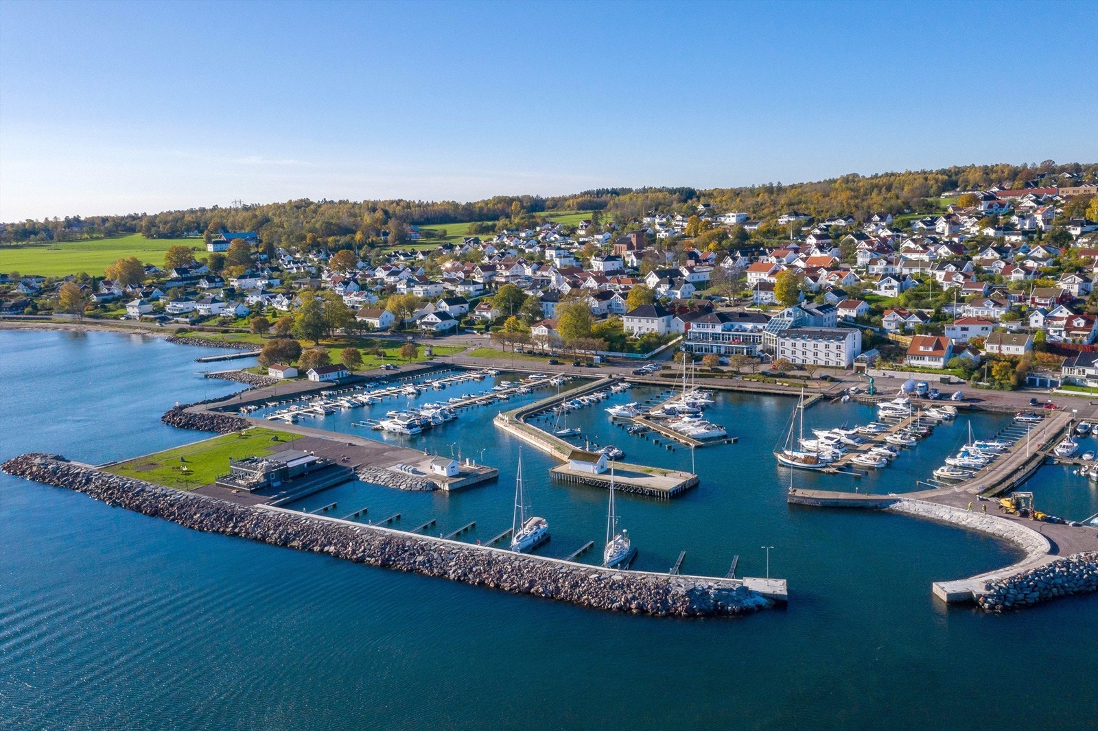 Det er en kort spasertur til sentrum med hotell og flere hyggelige spisesteder. Galleribilde