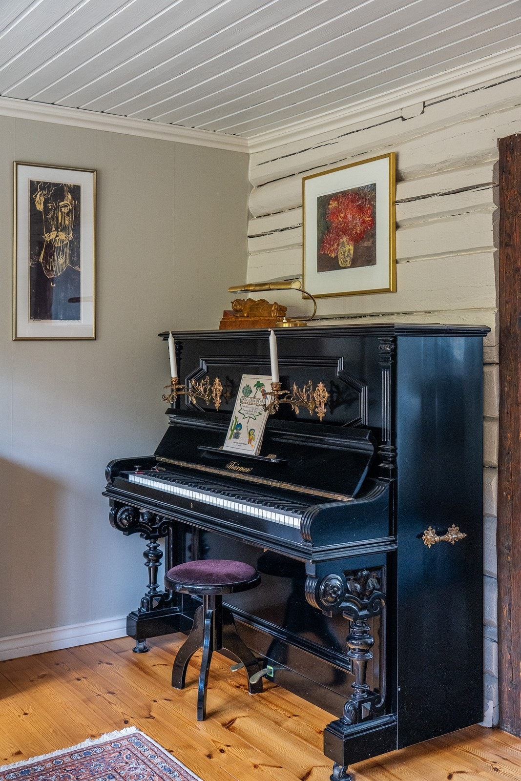 Fine detaljer i boligen, hvor synlig laft møter malte flater. Galleribilde