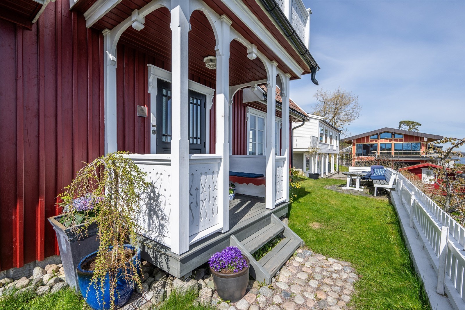 Inngangspartiet har trapp ned til den terrasserte hagen. Galleribilde